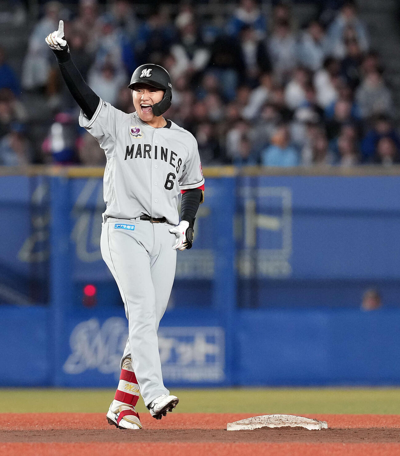 ロッテ対日本ハム　4回裏ロッテ2死一塁、適時二塁打を放ちポーズを決める西川（撮影・たえ見朱実）