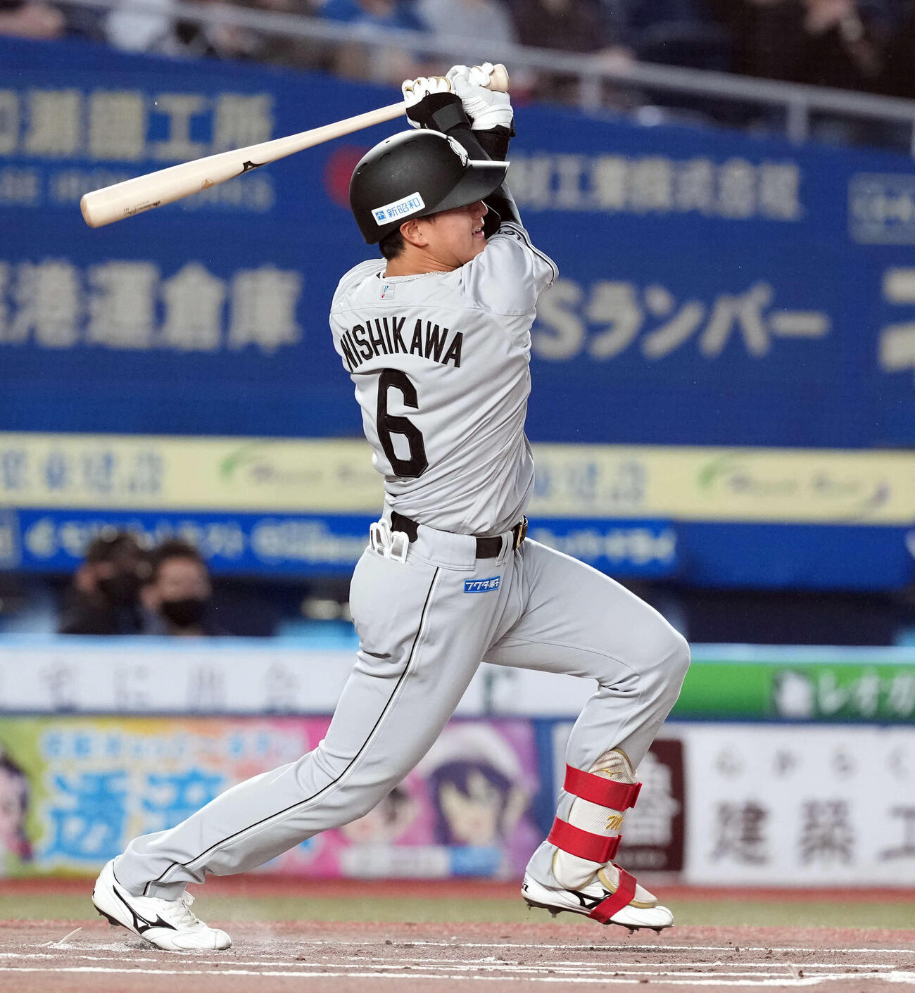 ロッテ対日本ハム　1回裏ロッテ無死一塁、右前打を放つ西川（撮影・たえ見朱実）