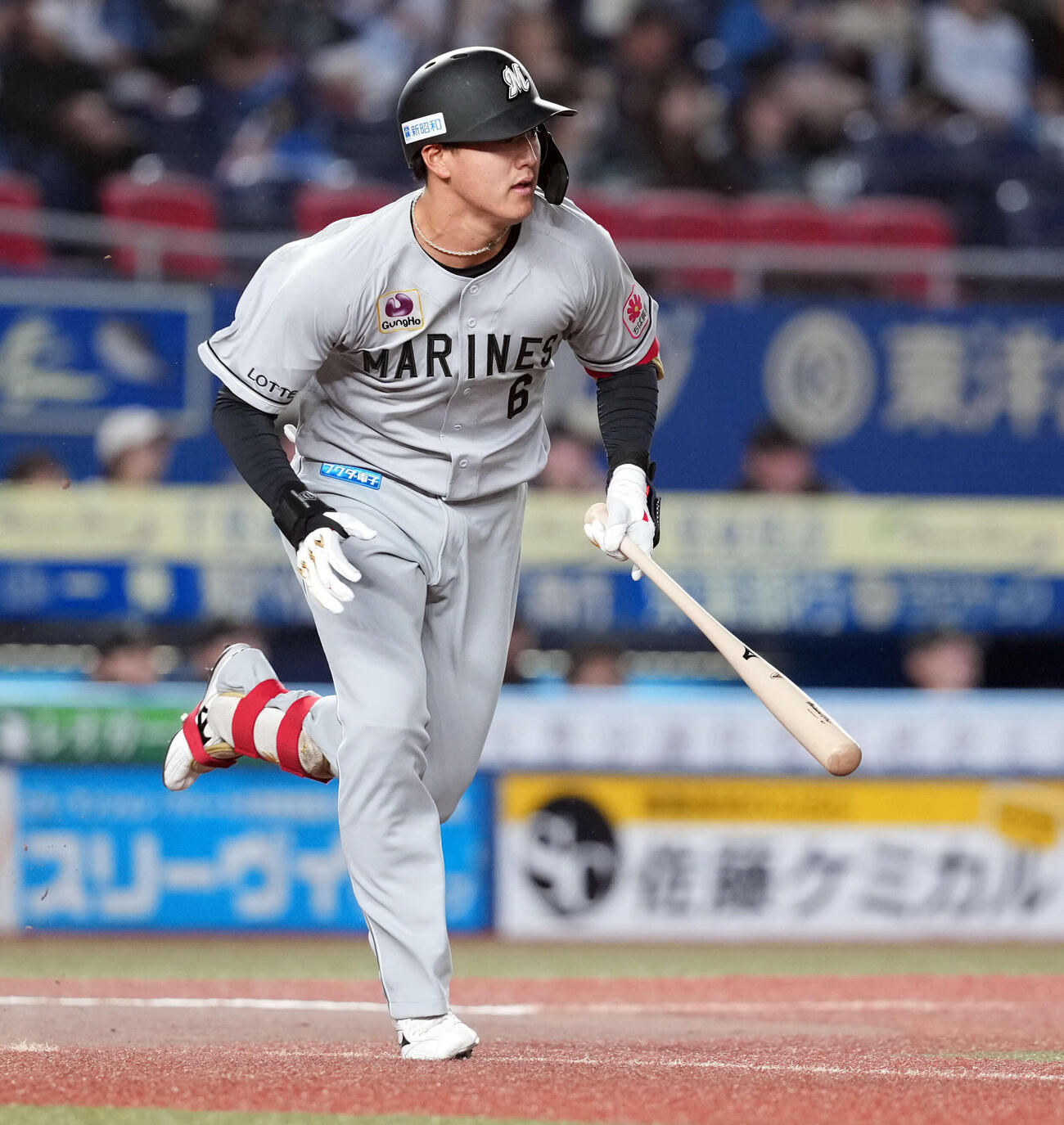 ロッテ対日本ハム　1回裏ロッテ無死一塁、右前に安打を放つ西川（撮影・たえ見朱実）