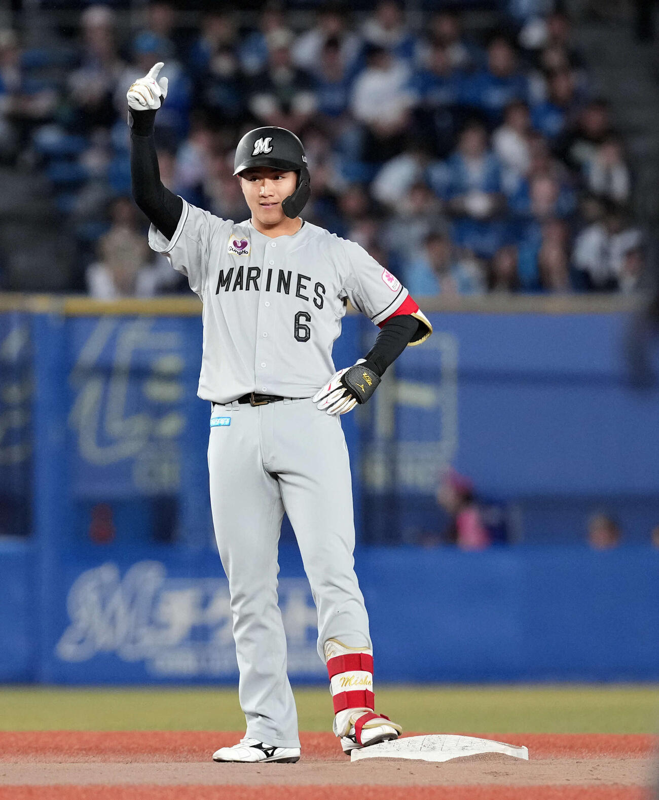 ロッテ対日本ハム　1回裏ロッテ無死一塁、右前に安打を放った西川（撮影・たえ見朱実）