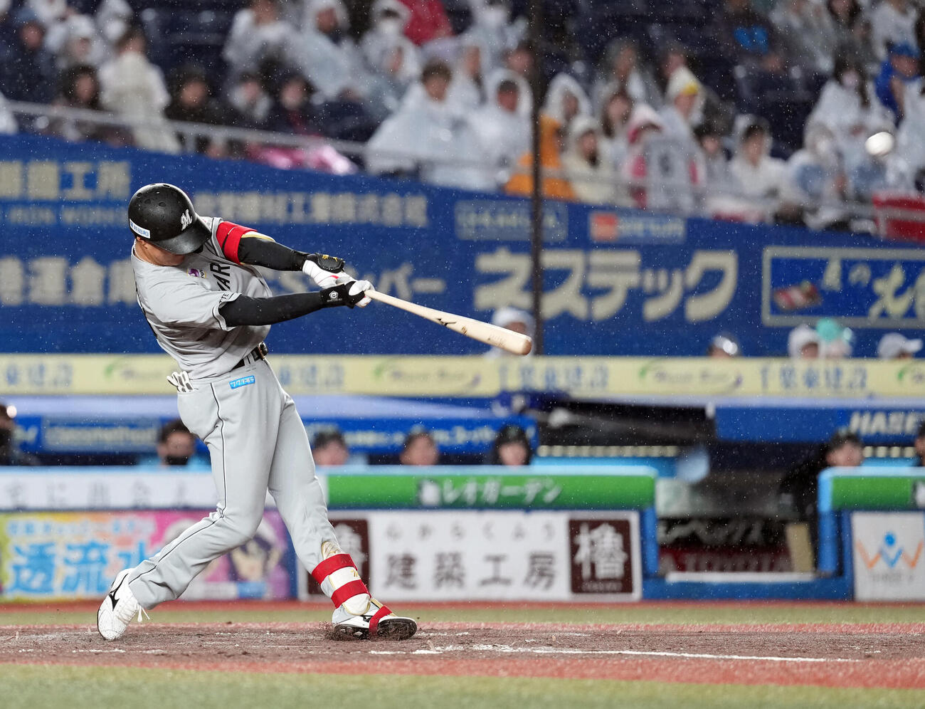 ロッテ対日本ハム　3回裏ロッテ無死一、二塁、同点の3点本塁打を放つ西川（撮影・たえ見朱実）