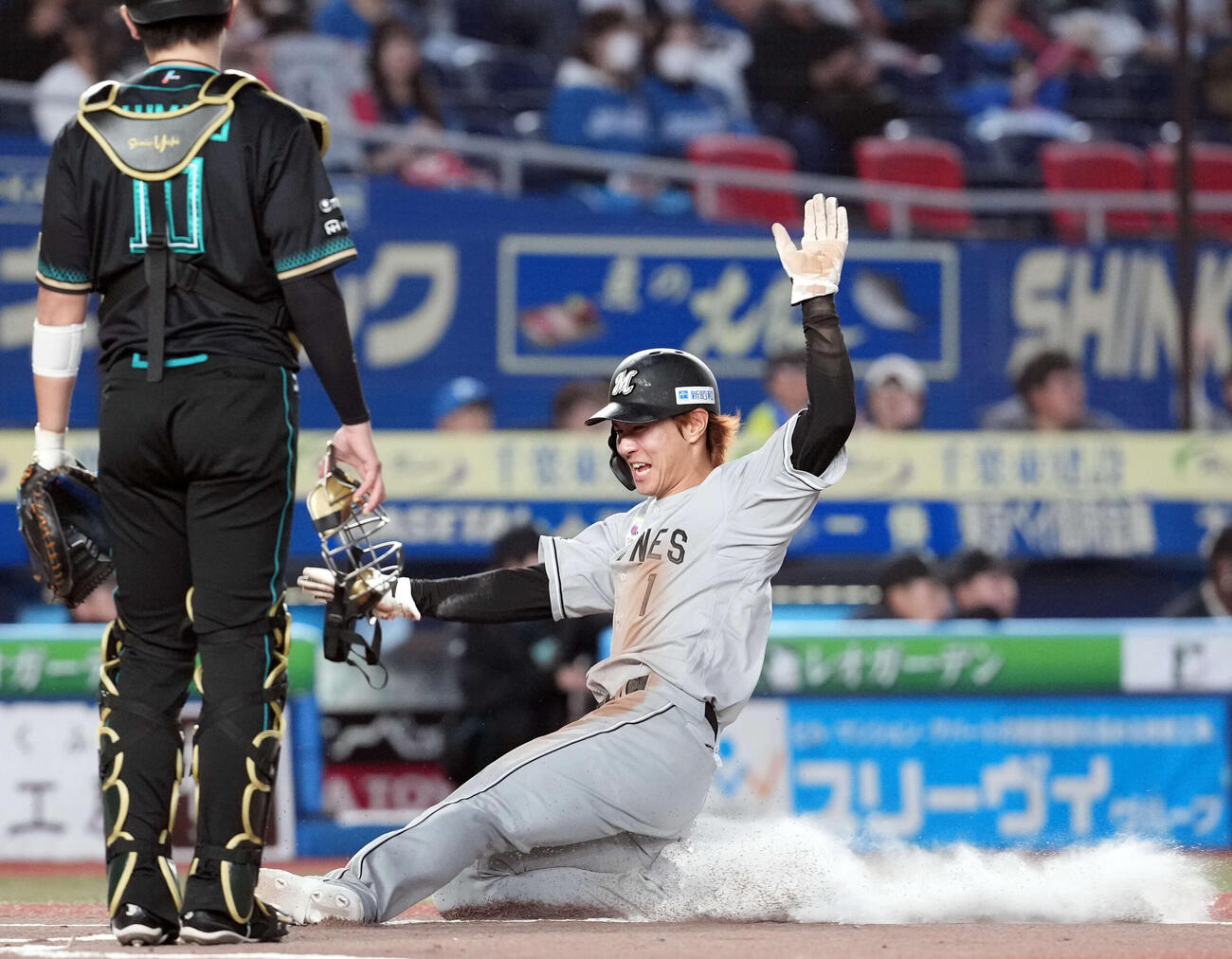 ロッテ対日本ハム　1回裏ロッテ無死一塁、西川の右前打と相手のミスで生還する藤原（撮影・たえ見朱実）