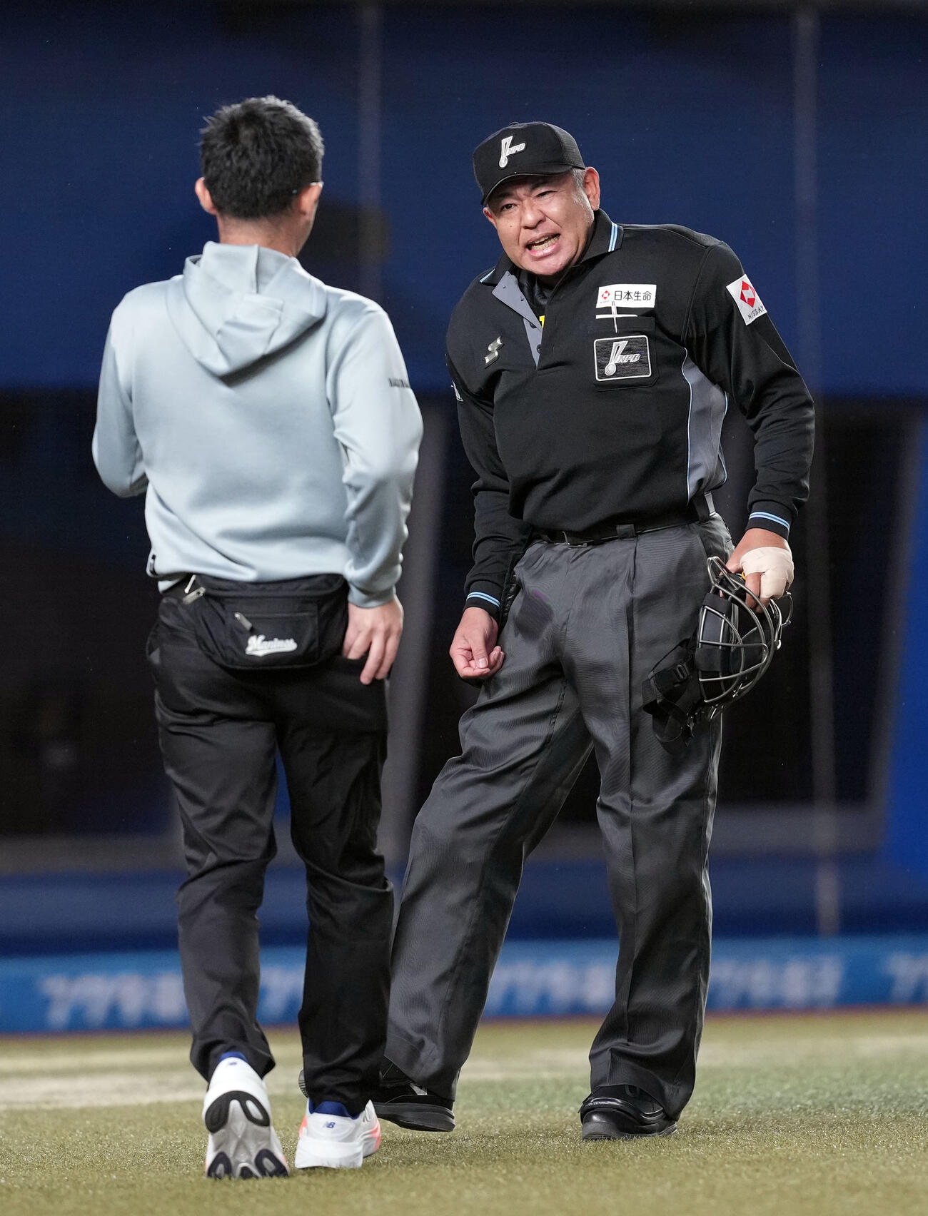 ロッテ対日本ハム　1回裏ロッテ無死二塁、寺地隆成の折れたバットが当たり痛がる深谷球審（撮影・たえ見朱実）