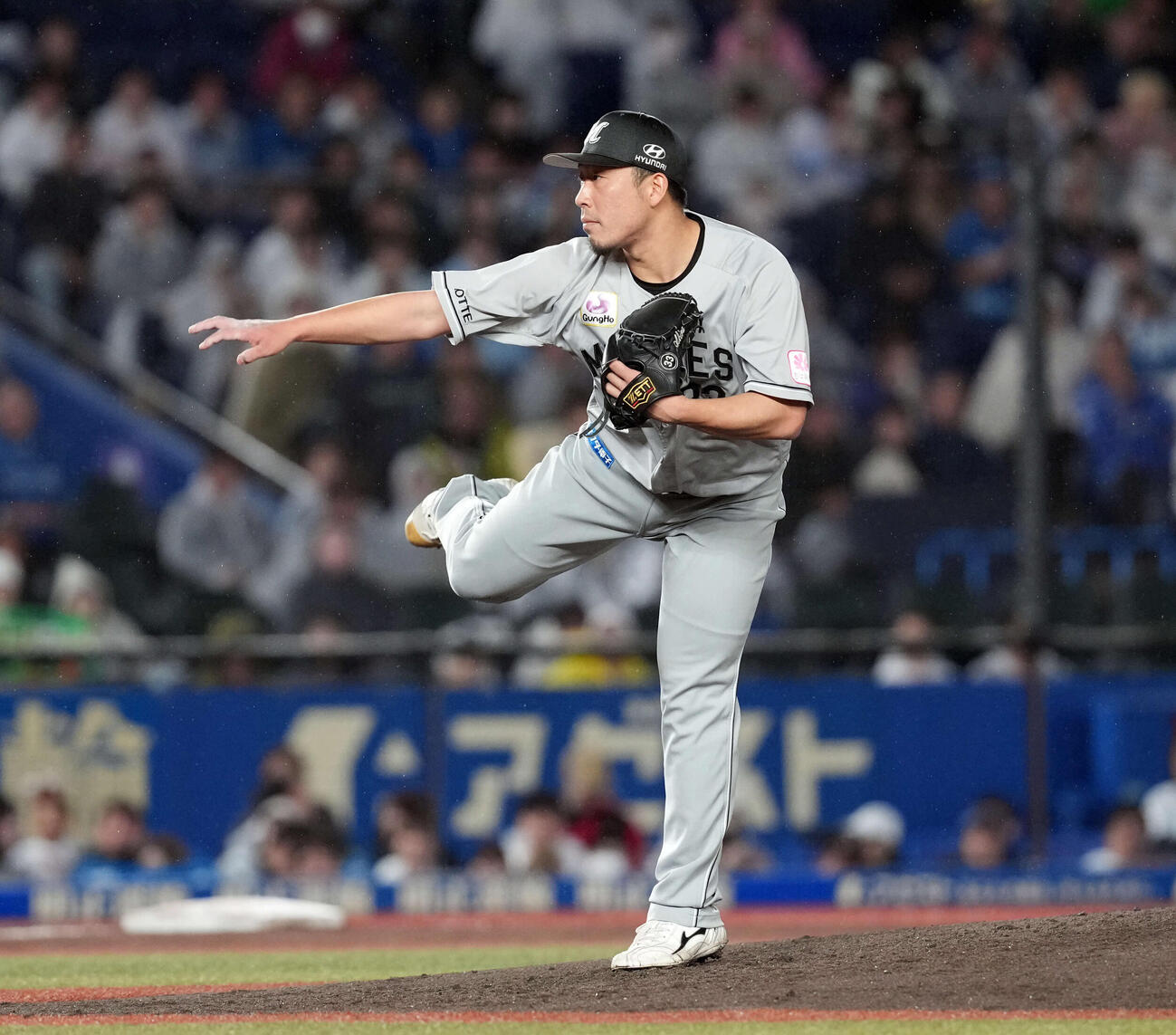 ロッテ対日本ハム　2番手で登板し力投するロッテ八木（撮影・たえ見朱実）