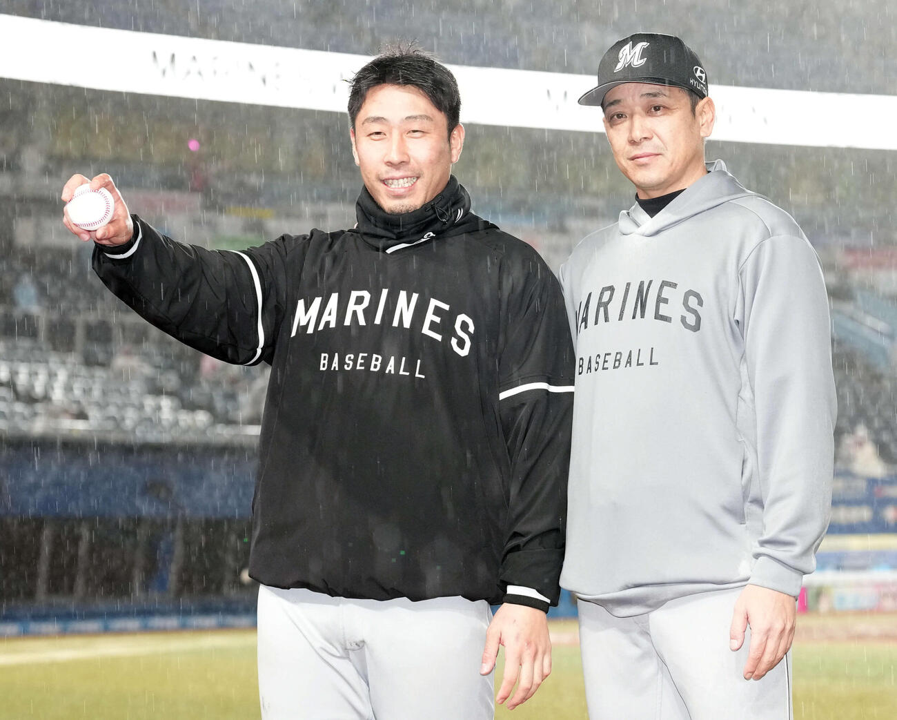 ロッテ対日本ハム　プロ初勝利を挙げサブロー監督と記念撮影に納まるロッテ八木（撮影・たえ見朱実）