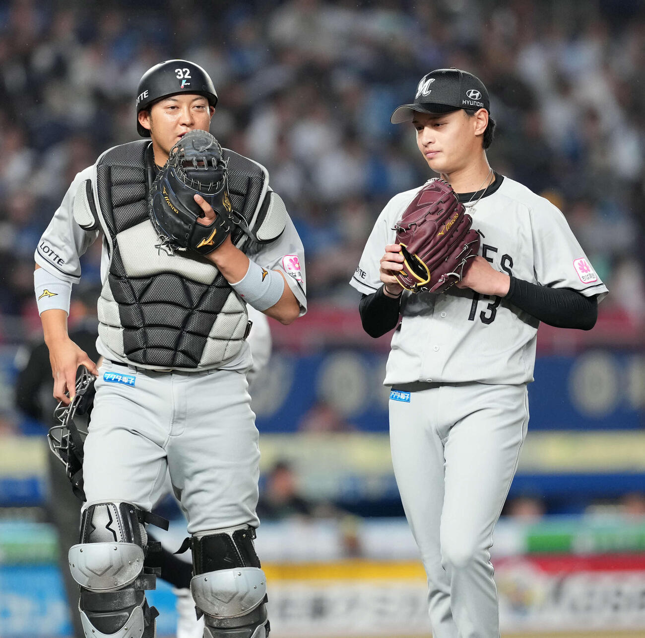 ロッテ対日本ハム　ランナーを背負いながら初回を無失点に抑えたロッテの先発毛利。左は捕手の佐藤（撮影・たえ見朱実）