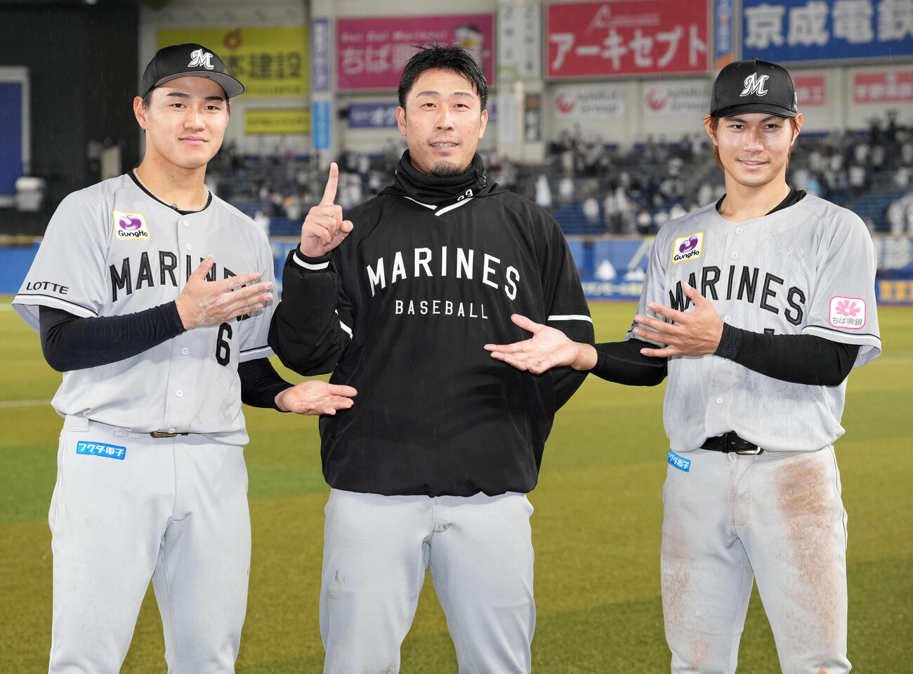 ロッテ対日本ハム　プロ初勝利を挙げたロッテ八木（中央）。左は西川、右は藤原（撮影・たえ見朱実）