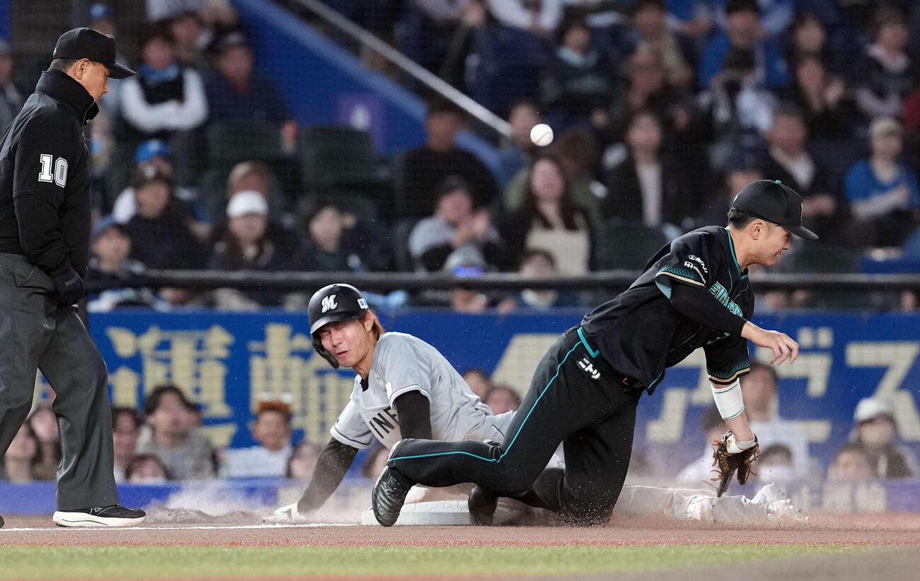 ロッテ対日本ハム　1回裏ロッテ無死一塁、西川の右前打で三塁へ進塁する藤原（撮影・たえ見朱実）