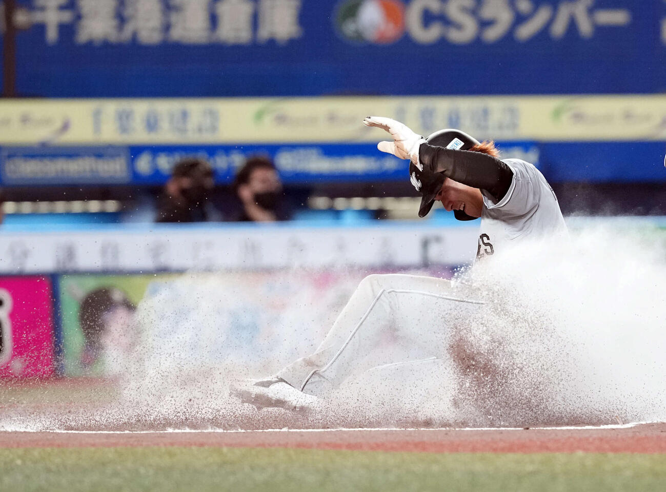 ロッテ対日本ハム　1回裏ロッテ無死一塁、西川の右前打と相手のミスで生還する藤原（撮影・たえ見朱実）