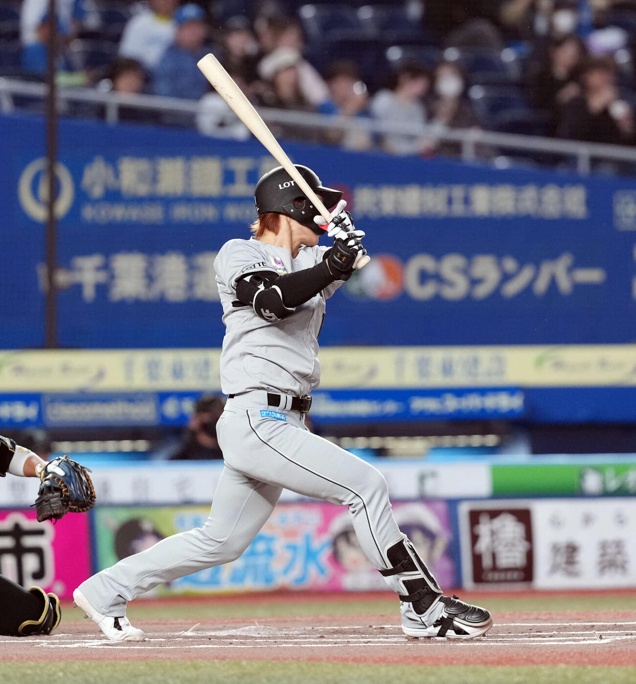 ロッテ対日本ハム　1回裏ロッテ無死、中前に安打を放つ藤原（撮影・たえ見朱実）