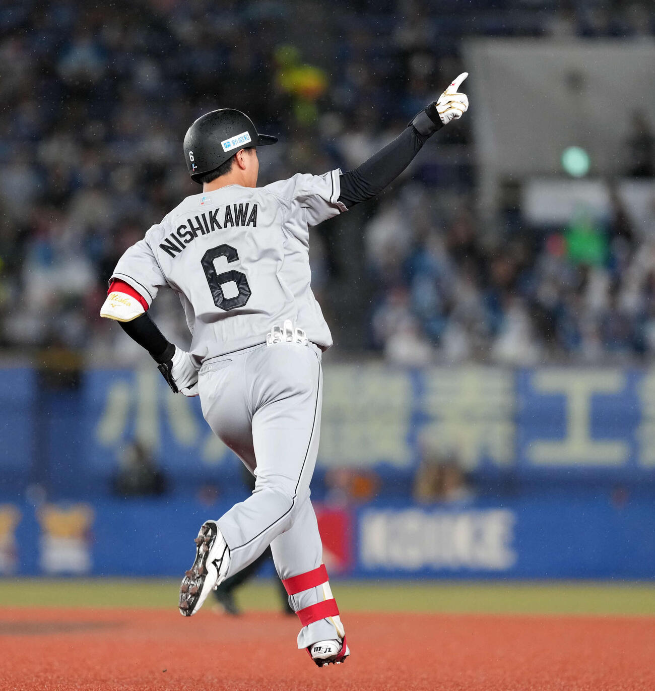 ロッテ対日本ハム　3回裏ロッテ無死一、二塁、同点の3点本塁打を放った西川（撮影・たえ見朱実）