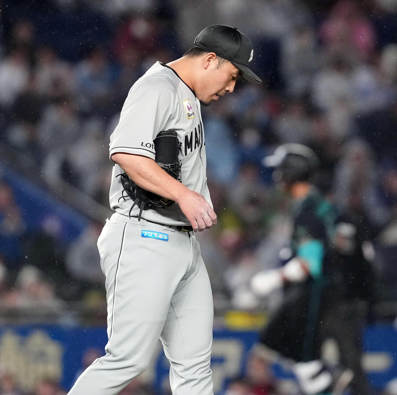 ロッテ対日本ハム　5回表日本ハム1死、万波中正にソロ本塁打を浴びる八木（撮影・たえ見朱実）