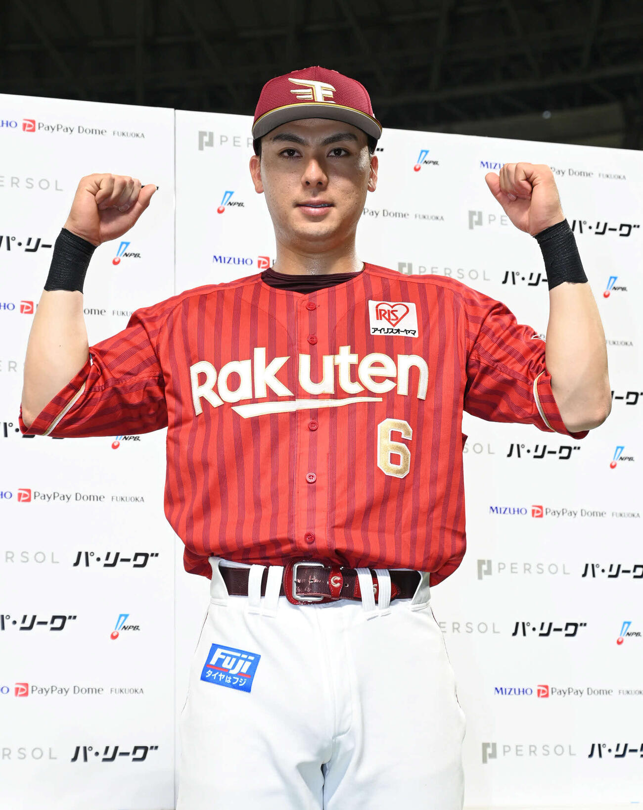 ソフトバンク対楽天　ヒーローインタビューでポーズを決める楽天村林（撮影・林敢治）