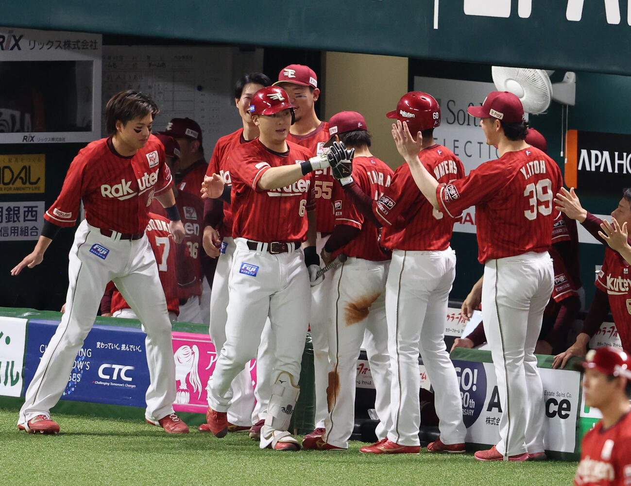 ソフトバンク対楽天　8回表楽天2死、村林は左越えに勝ち越し本塁打を放ちベンチのナインとハイタッチ（撮影・梅根麻紀）