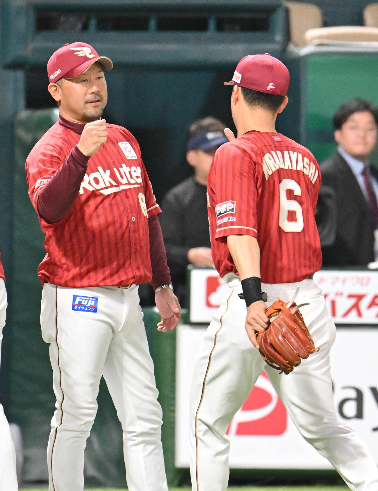 ソフトバンク対楽天　勝利を収めタッチを交わす村林（右）と三木監督（撮影・林敢治）