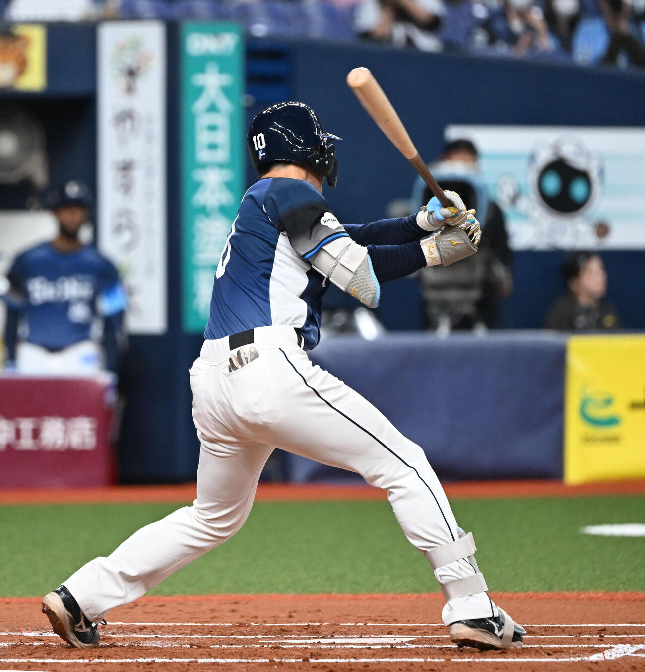 オリックス対西武　2回表西武1死、左翼線に二塁打を放つ小島（撮影・和賀正仁）