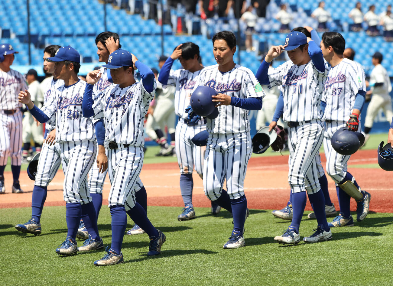 国学院大対立正大　敗れたた立正大ナインは引き揚げる（撮影・柴田隆二）