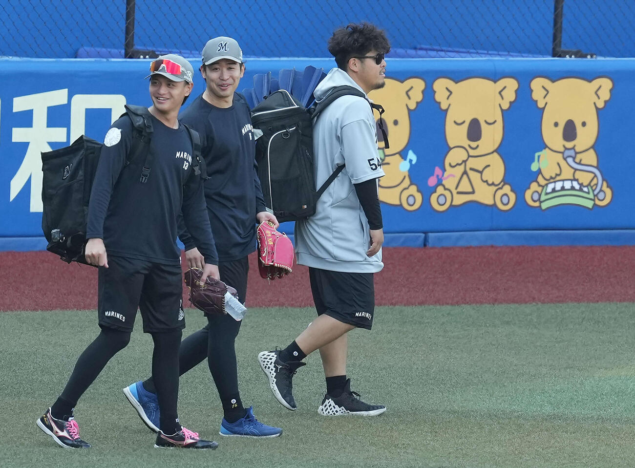 ロッテ対日本ハム　練習を終了し、笑顔を見せるロッテ種市。左は毛利、右は沢田（撮影・たえ見朱実）