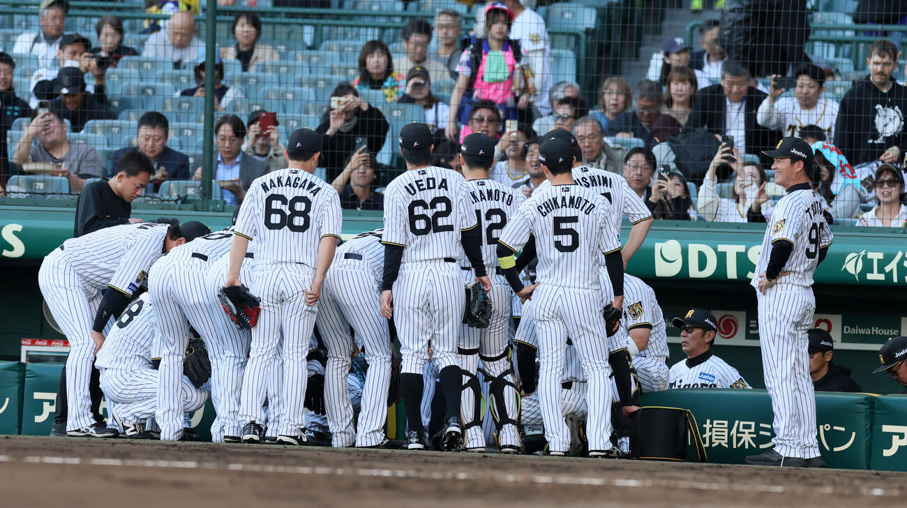 阪神対巨人　試合前円陣組む阪神ナイン（撮影・加藤哉）