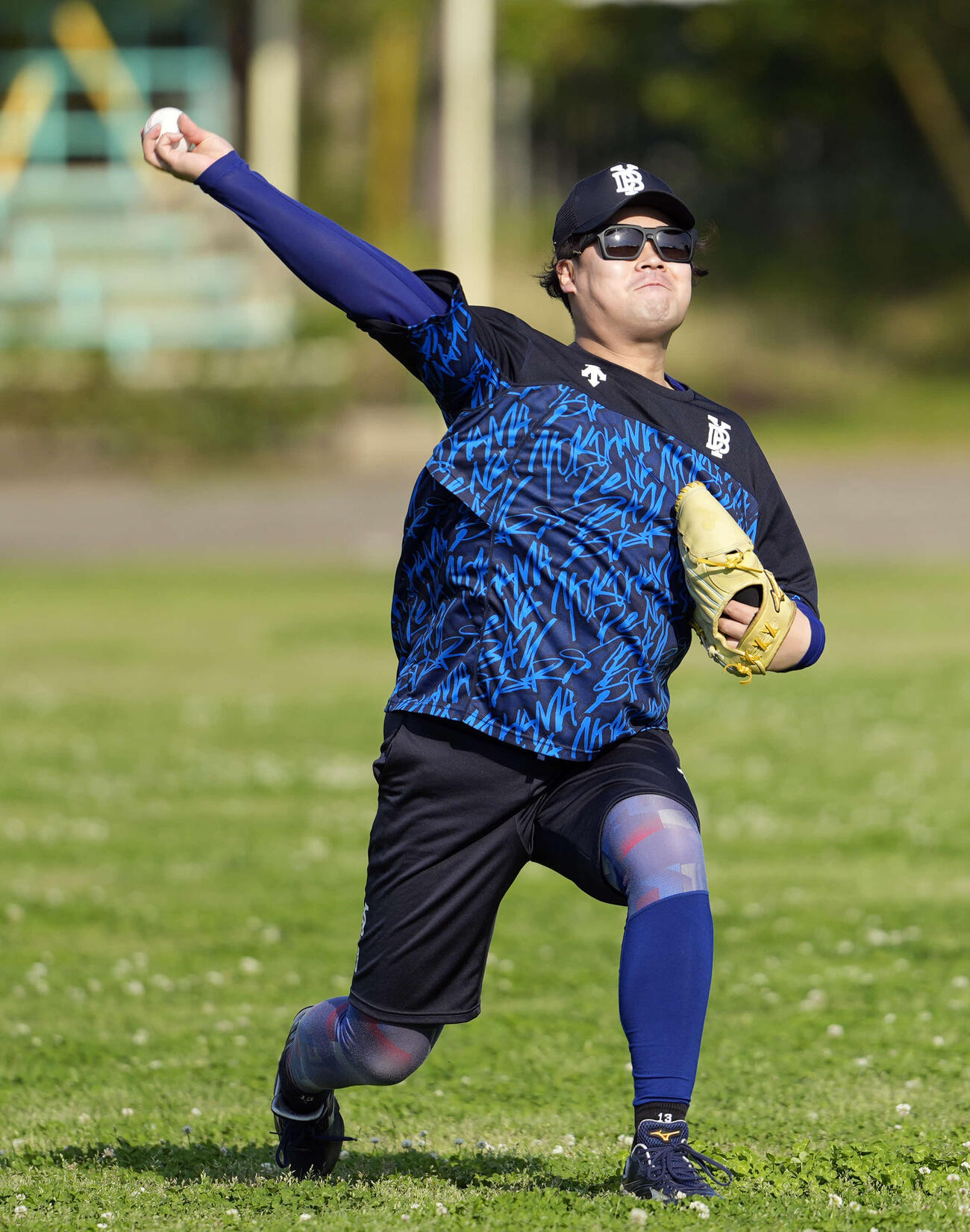 ヤクルト対DeNA　キャッチボールをするDeNA伊藤（撮影・小島史椰）