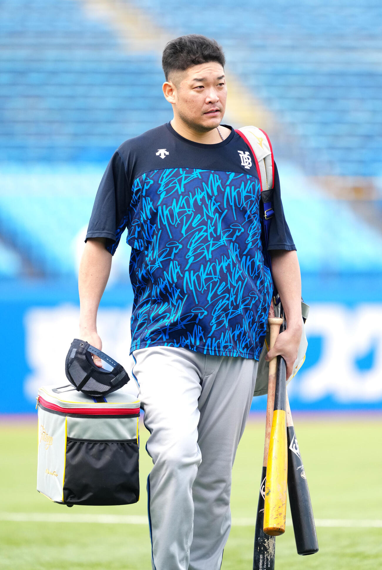 ヤクルト対DeNA　試合前、球場入りするDeNA筒香（撮影・江口和貴）