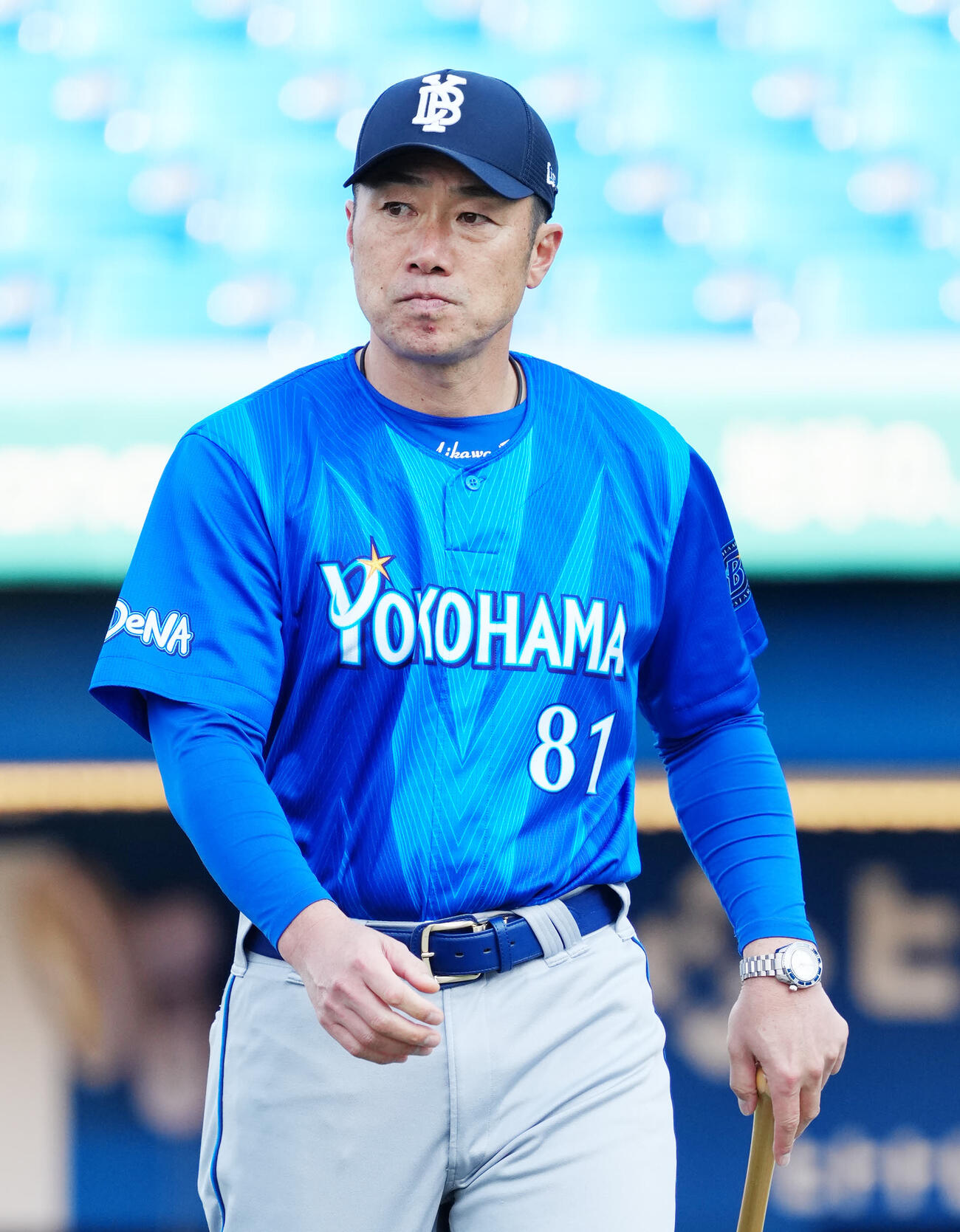 ヤクルト対DeNA　試合前練習を見つめるDeNA相川監督（撮影・江口和貴）