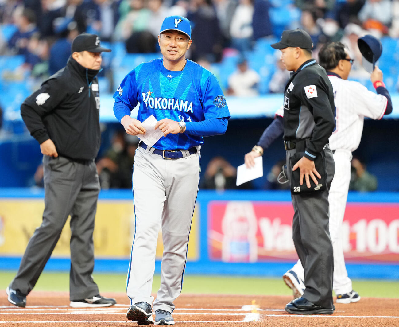 ヤクルト対DeNA　試合前、メンバー表の最終確認を行いベンチに引き揚げるDeNA相川監督（撮影・江口和貴）