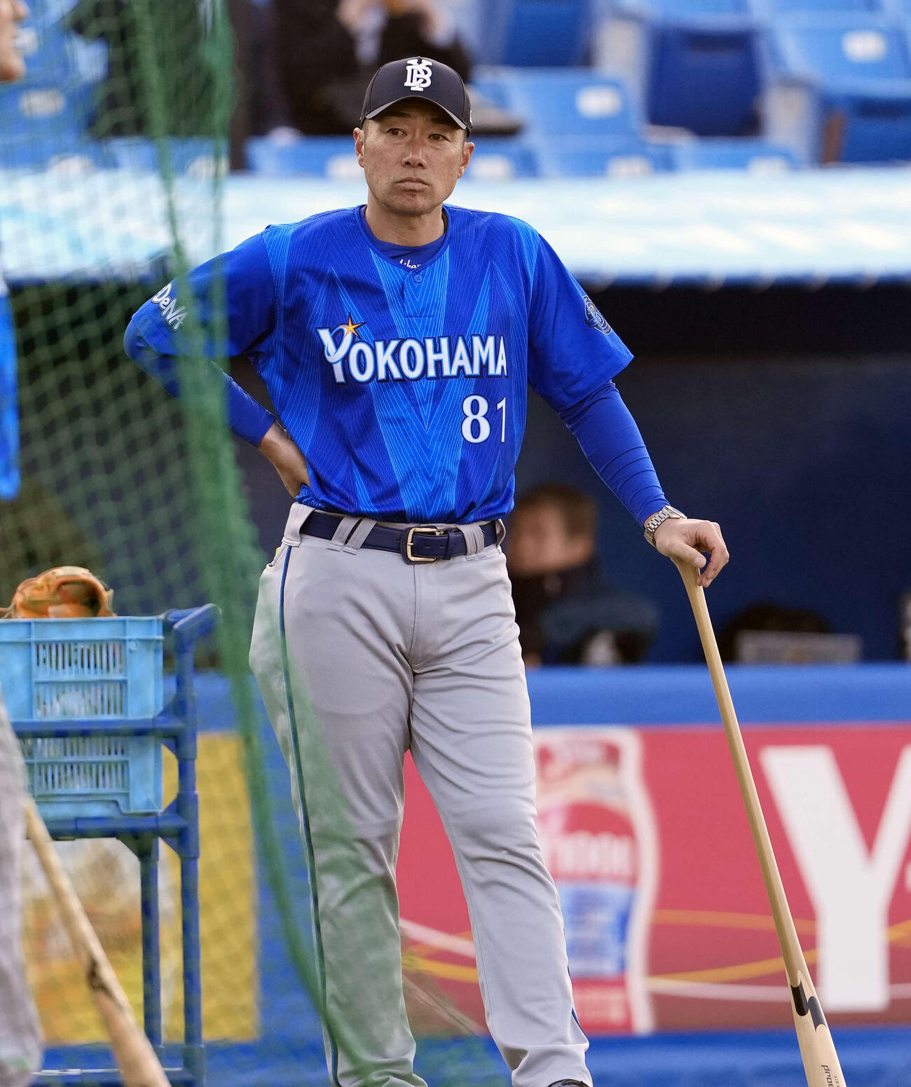ヤクルト対DeNA　試合前練習を見守るDeNA相川監督（撮影・小島史椰）