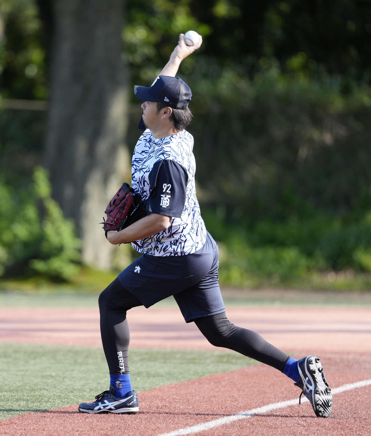 ヤクルト対DeNA　キャッチボールをするDeNA堀岡（撮影・小島史椰）