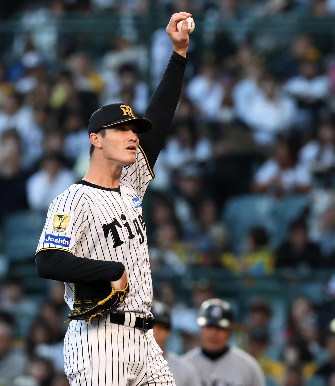 阪神対巨人　1回表巨人無死一、二塁、ルーカスは二者連続四球を出すなど苦しい立ち上がり（撮影・加藤哉）