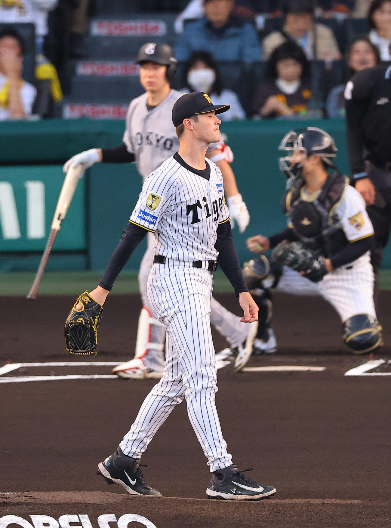 阪神対巨人　1回表巨人無死、ルーカスは松本に四球を与える（撮影・上田博志）