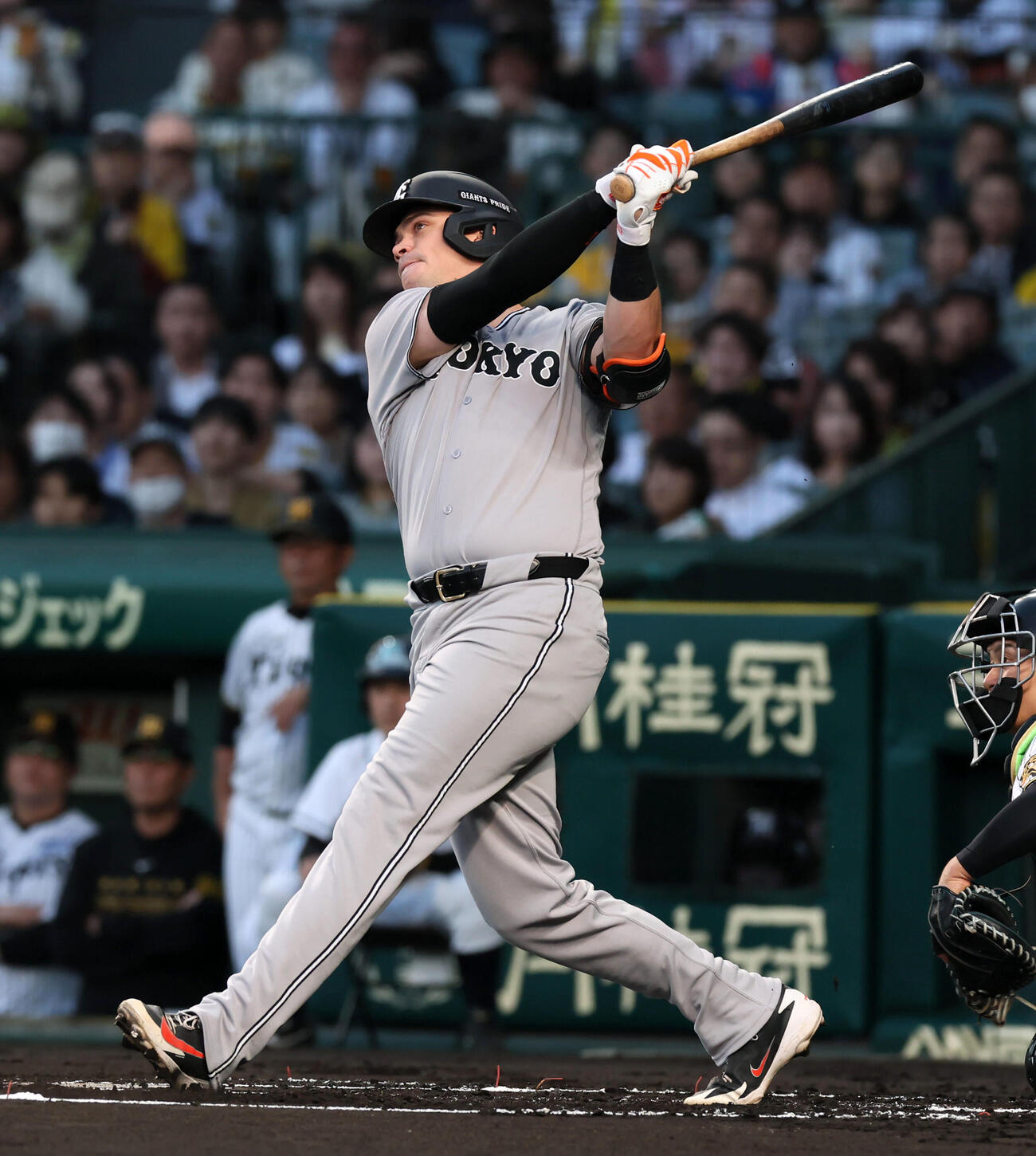 阪神対巨人　1回表巨人1死一、二塁、ダルベックは左越え3点本塁打を放つ（撮影・加藤哉）