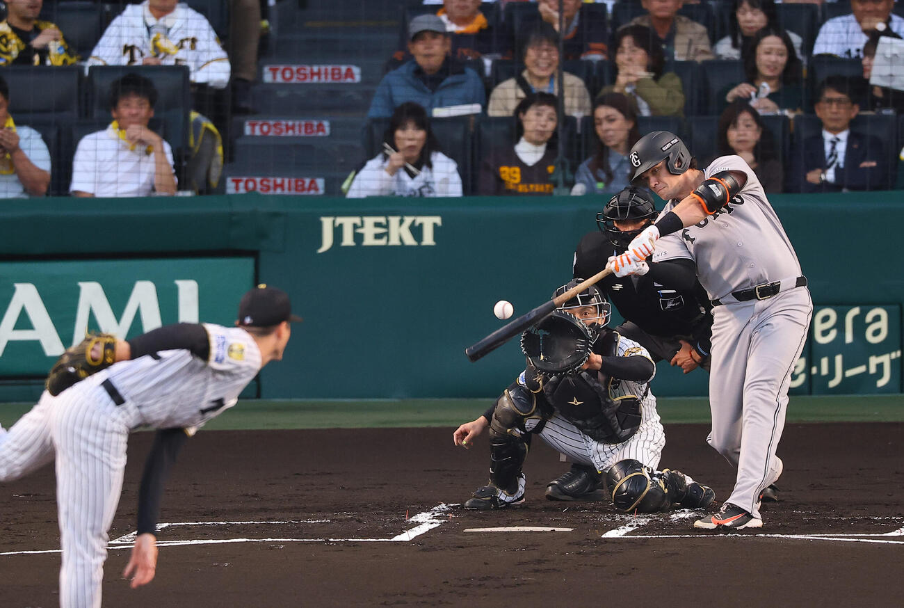 阪神対巨人　1回表巨人1死一、二塁、ダルベックは3点本塁打を放つ（撮影・上田博志）
