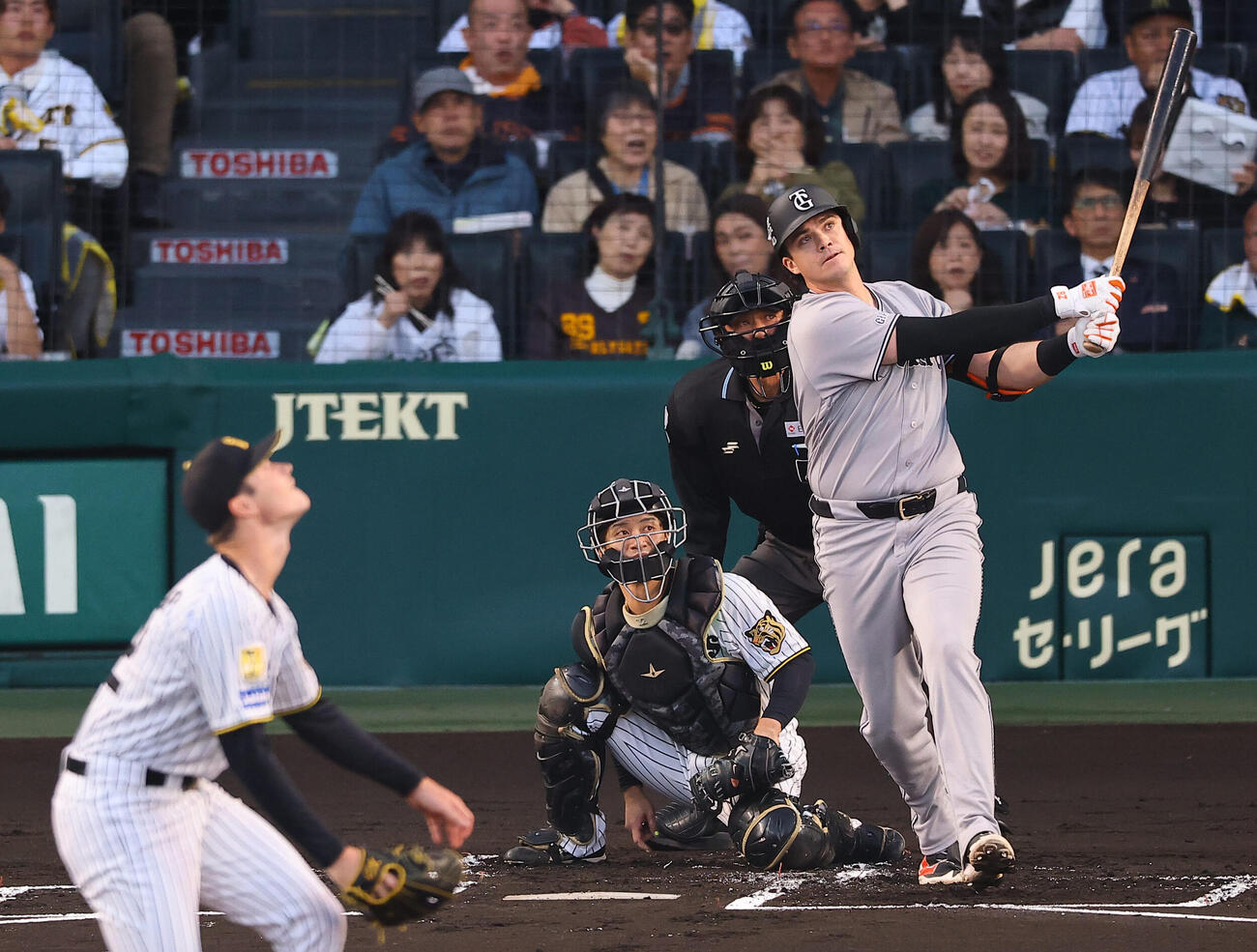 阪神対巨人　1回表巨人1死一、二塁、ダルベックは3点本塁打を放つ（撮影・上田博志）