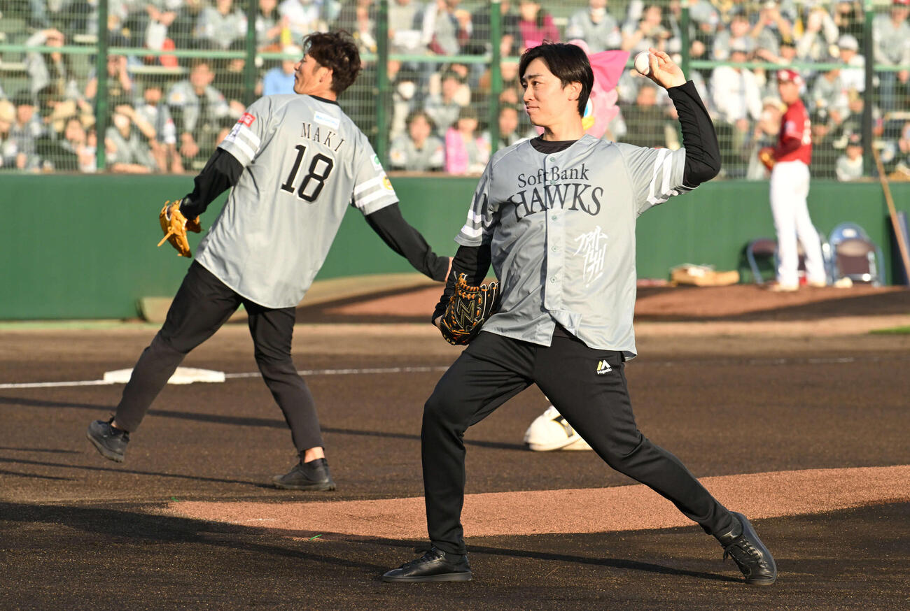 ソフトバンク対楽天　セレモニアルピッチでボールを投げる和田毅球団統括本部付アドバイザー（右）と元サッカー日本代表の巻誠一郎（撮影・林敢治）