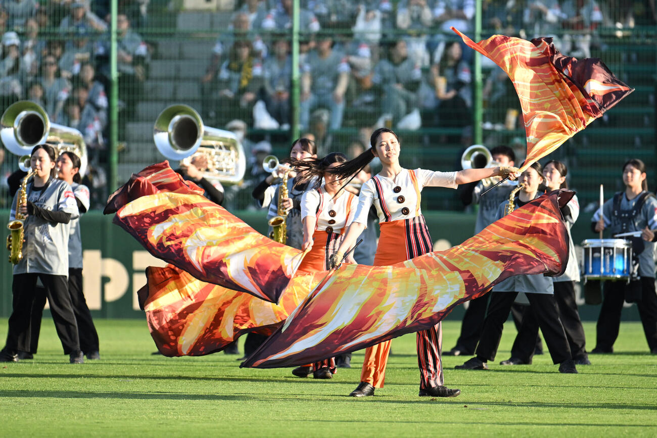 ソフトバンク対楽天　試合前マーチングパフォーマンスを行う福岡県立北筑高等学校吹奏楽部（撮影・林敢治）