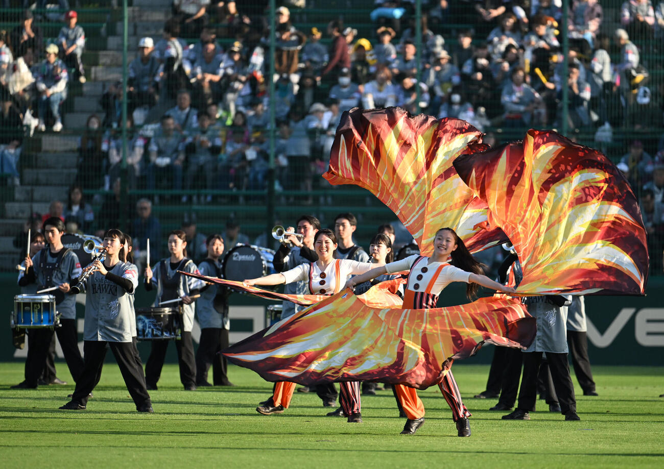 ソフトバンク対楽天　試合前マーチングパフォーマンスを行う福岡県立北筑高等学校吹奏楽部（撮影・林敢治）