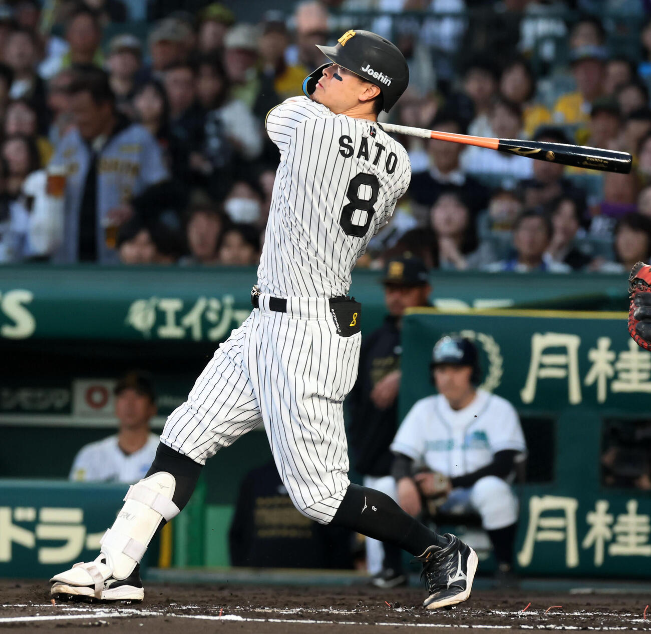 阪神対巨人　1回裏阪神2死一塁、佐藤は中越え2点本塁打を放つ（撮影・加藤哉）