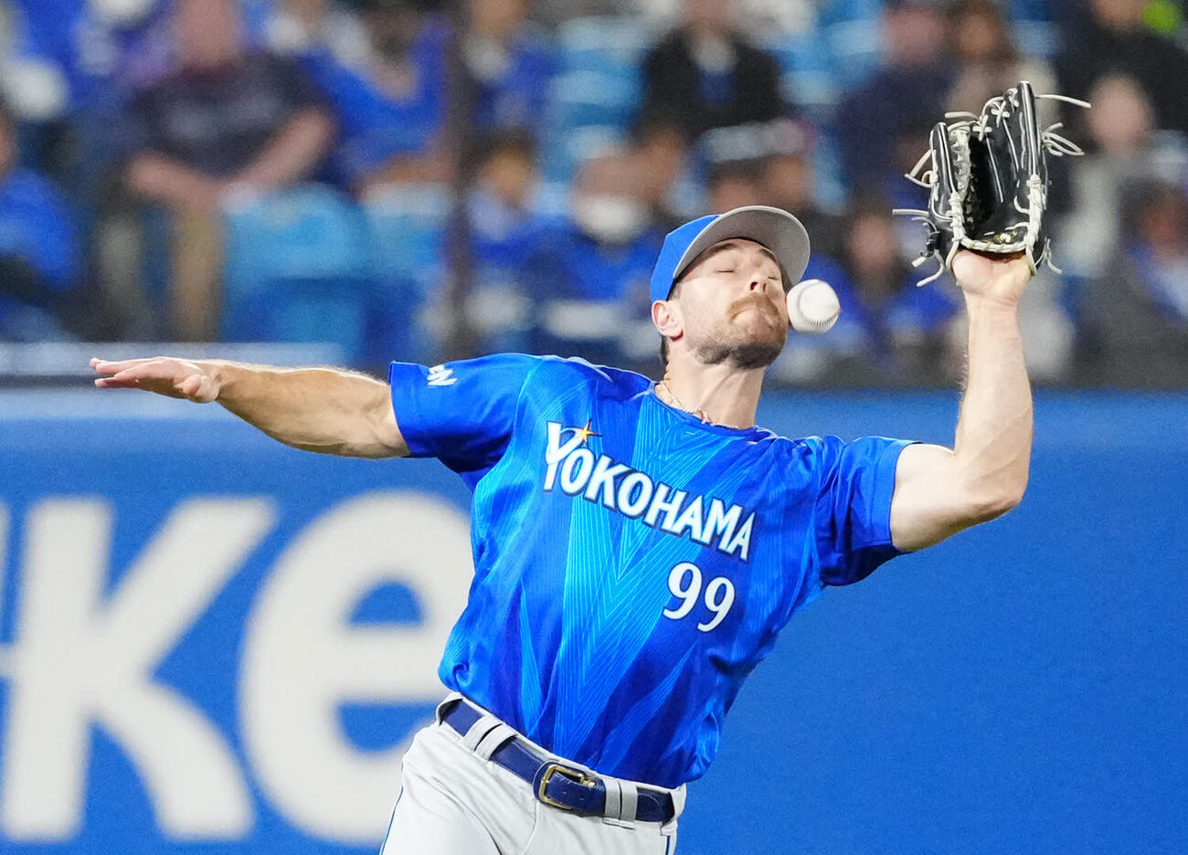 ヤクルト対DeNA 3回裏ヤクルト2死二塁、岩田の打球を落球する左翼手ヒュンメル（撮影・江口和貴）
