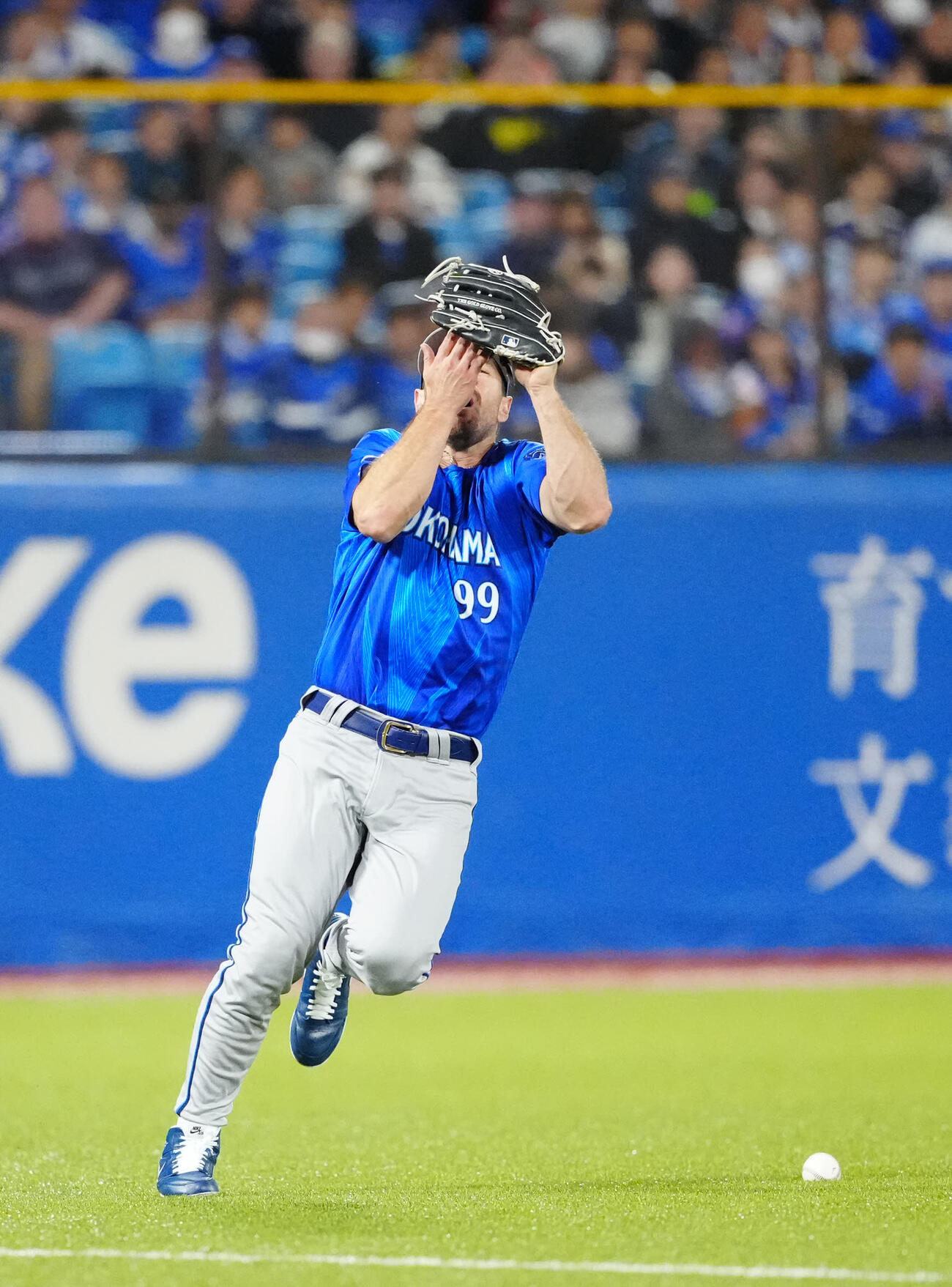 ヤクルト対DeNA 3回裏ヤクルト2死二塁、岩田の打球を落球する左翼手ヒュンメル（撮影・江口和貴）
