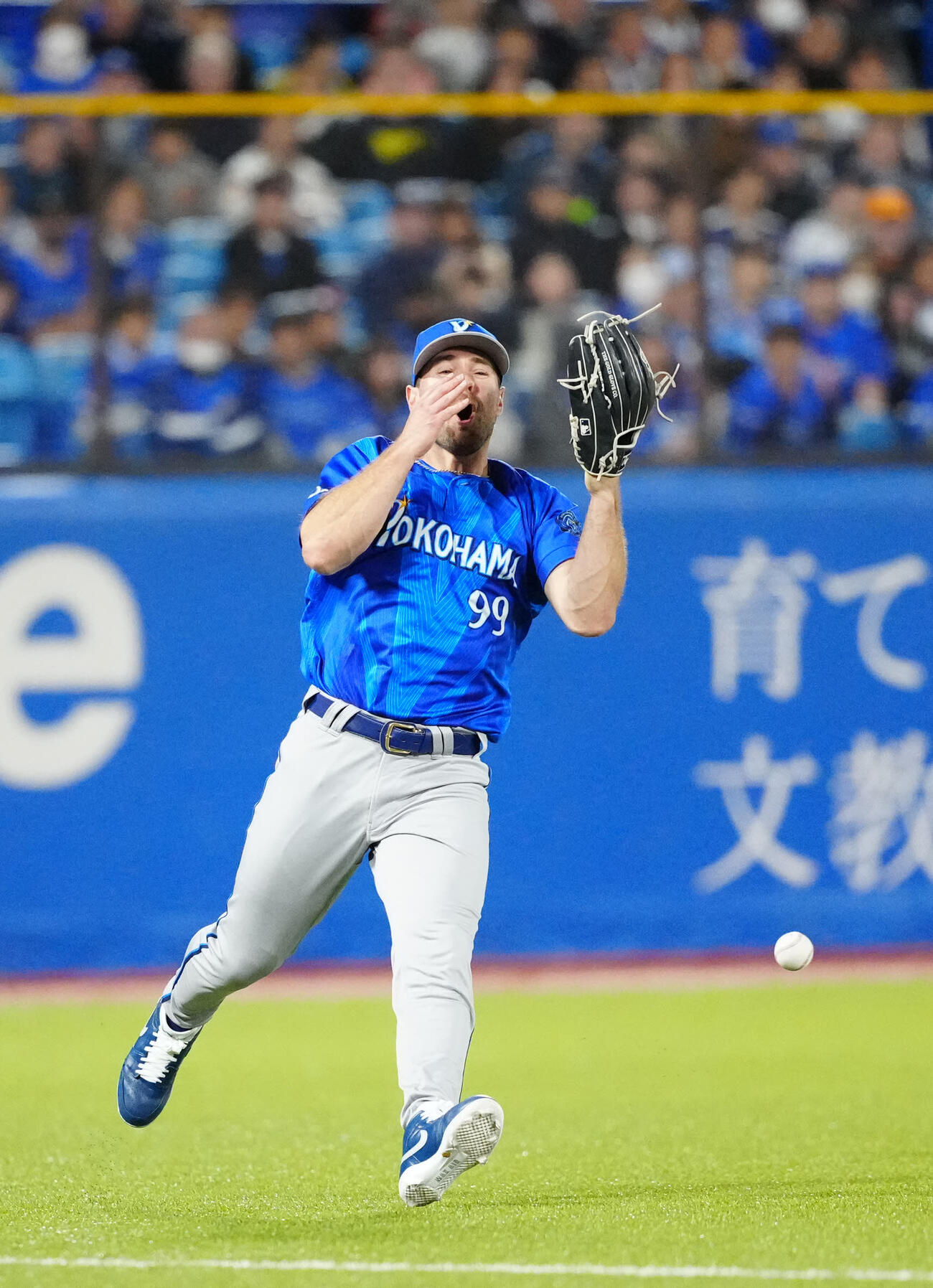 ヤクルト対DeNA 3回裏ヤクルト2死二塁、岩田の打球を落球する左翼手ヒュンメル（撮影・江口和貴）