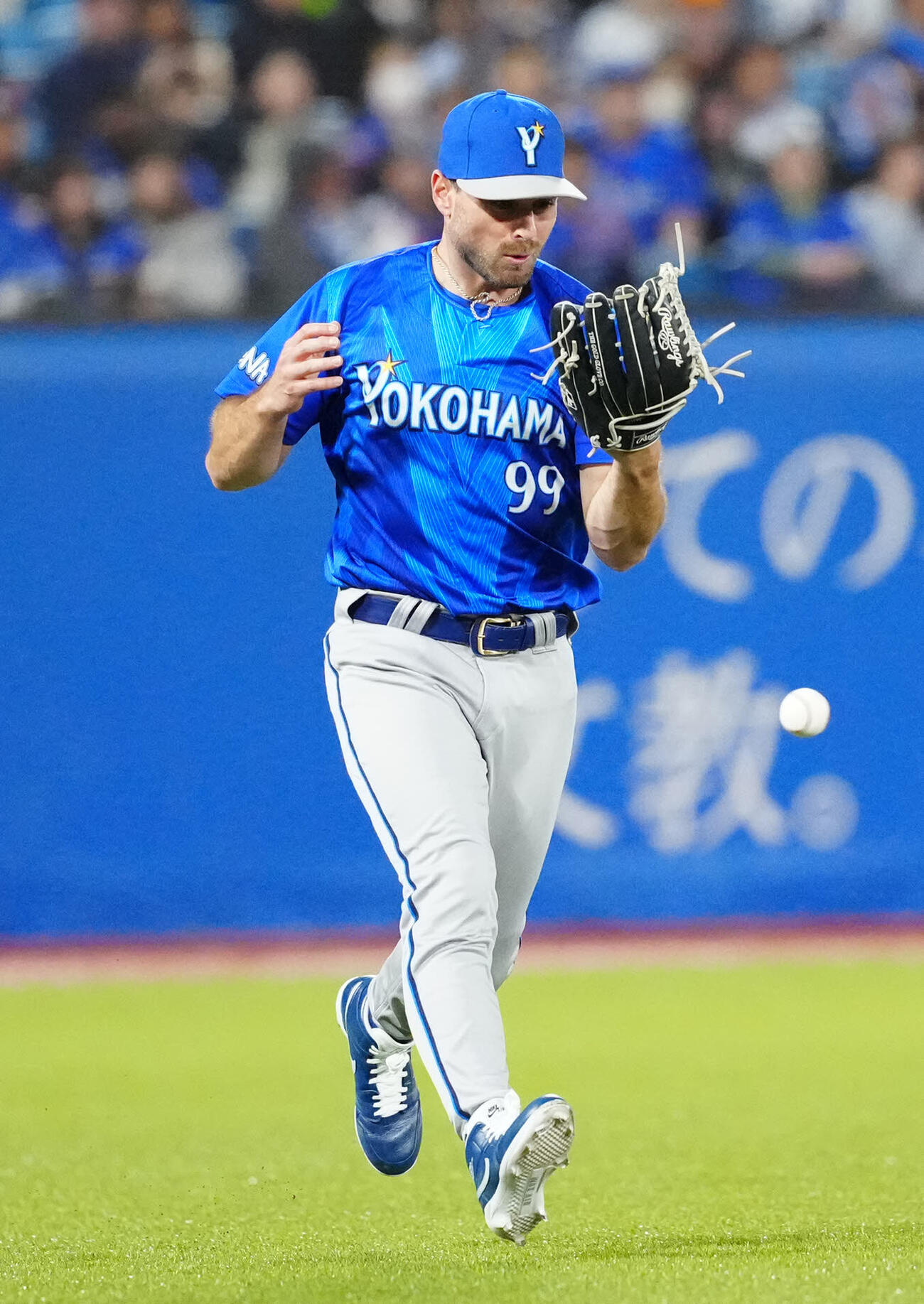 ヤクルト対DeNA 3回裏ヤクルト2死二塁、岩田の打球を落球する左翼手ヒュンメル（撮影・江口和貴）