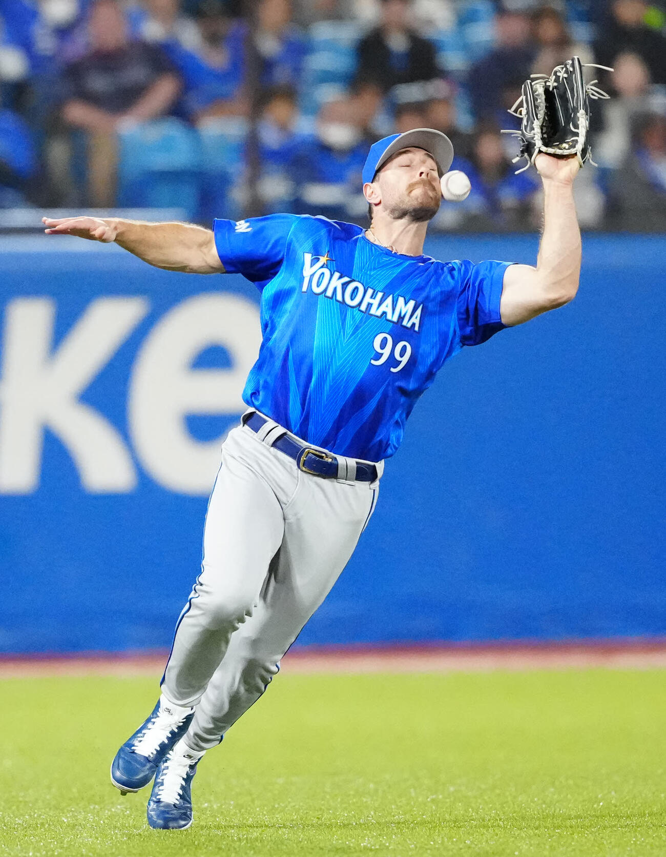 ヤクルト対DeNA 3回裏ヤクルト2死二塁、岩田の打球を落球する左翼手ヒュンメル（撮影・江口和貴）
