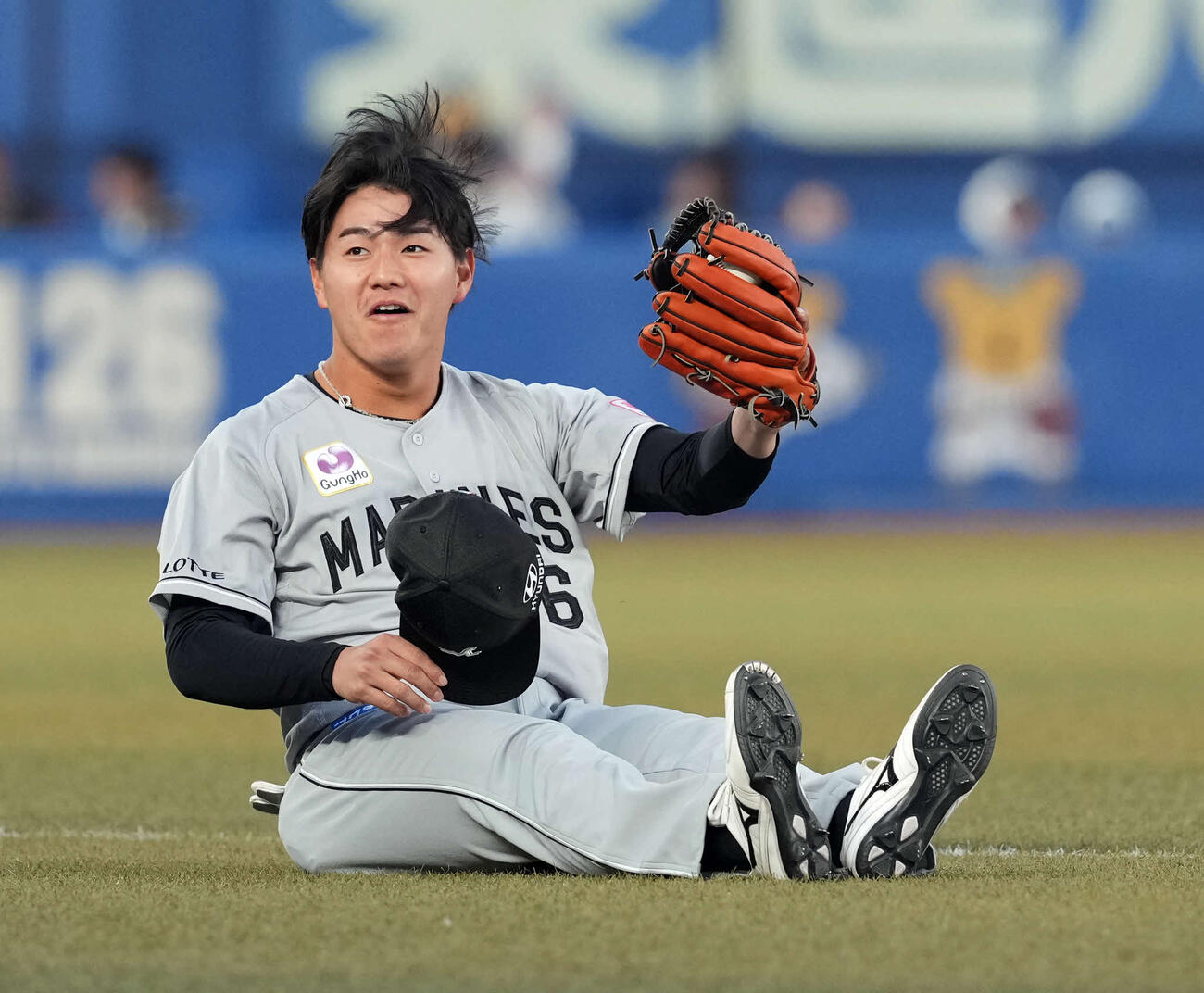 ロッテ対日本ハム　1回表日本ハム1死、水野の左飛を捕球しホッとした表情を見せる西川（撮影・たえ見朱実）