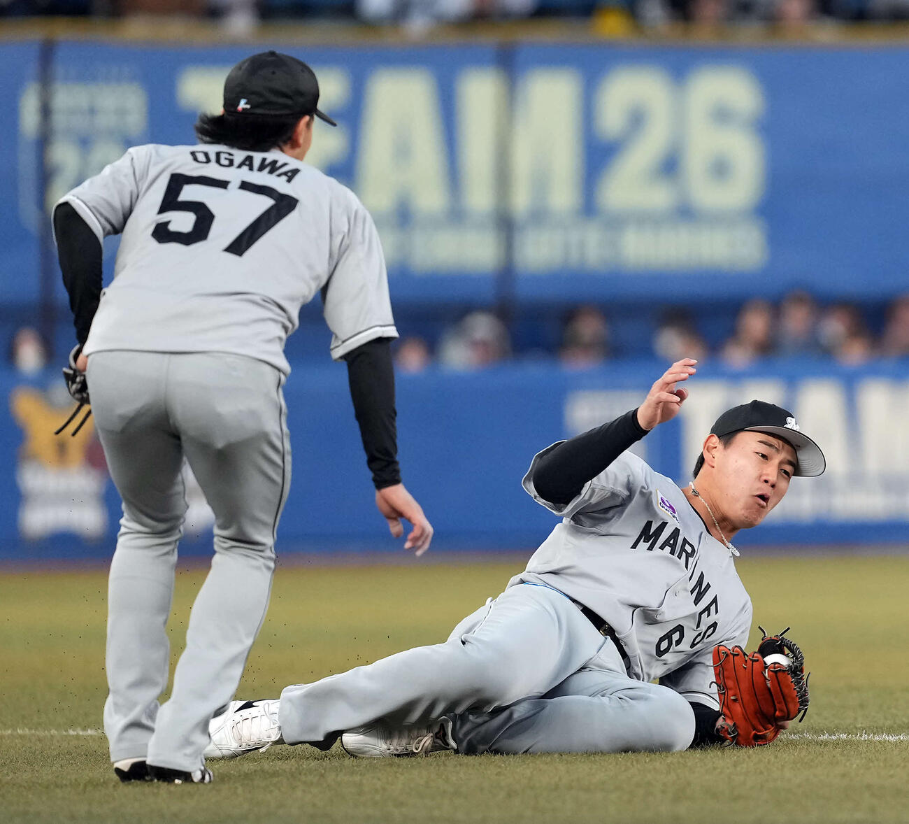 ロッテ対日本ハム　1回表日本ハム1死、水野の左飛を捕球する西川（撮影・たえ見朱実）
