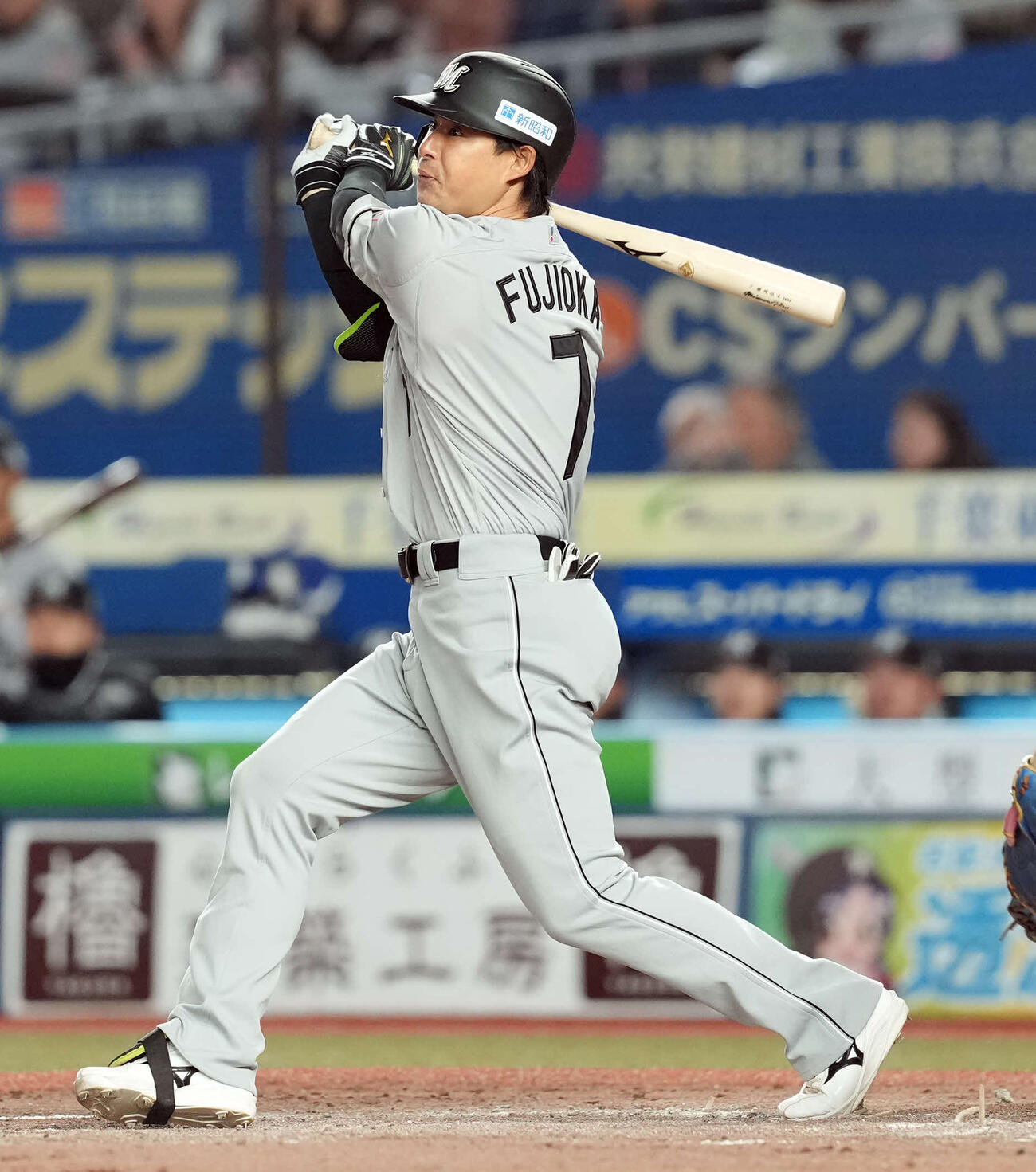 ロッテ対日本ハム　3回裏ロッテ1死満塁、勝ち越しの犠飛を放つ藤岡（撮影・たえ見朱実）