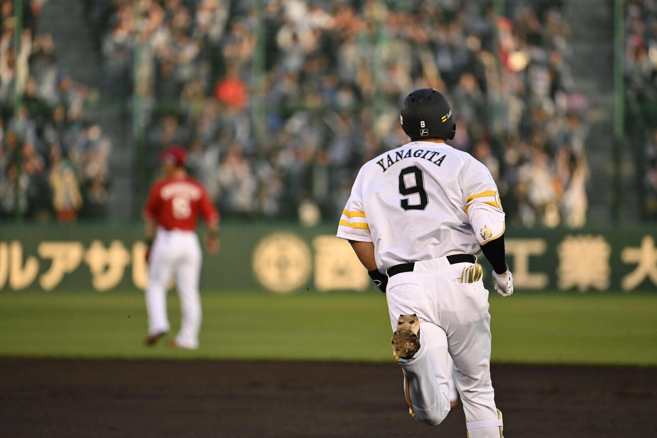 ソフトバンク対楽天　1回裏ソフトバンク1死二、三塁、柳田は先制3点本塁打を放つ（撮影・林敢治）