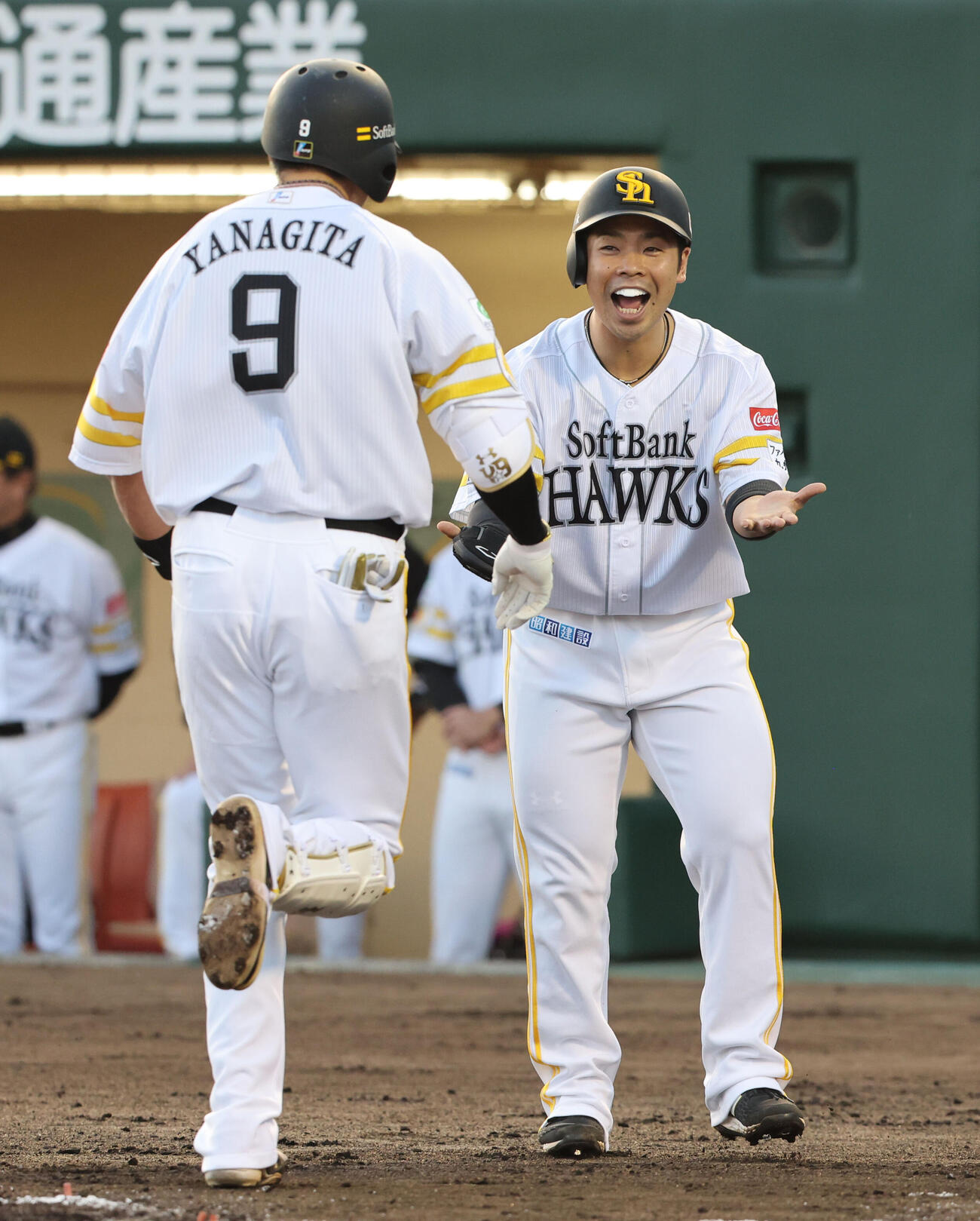 ソフトバンク対楽天　1回裏ソフトバンク1死二、三塁、柳田は左中間に先制3点本塁打を放ち近藤に迎えられる（撮影・梅根麻紀）