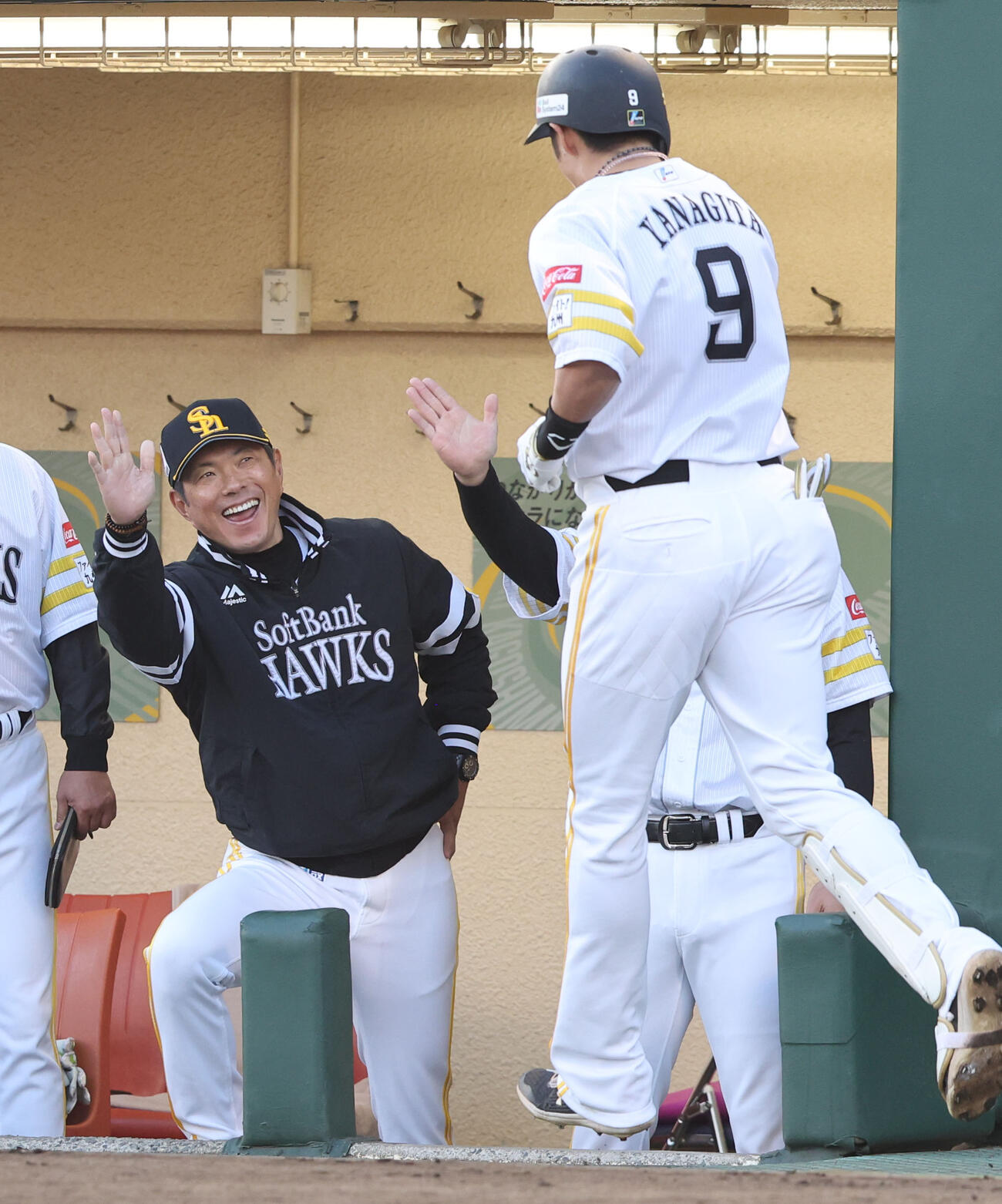 ソフトバンク対楽天　1回裏ソフトバンク1死二、三塁、柳田は左中間に先制3点本塁打を放ち小久保監督に迎えられる（撮影・梅根麻紀）