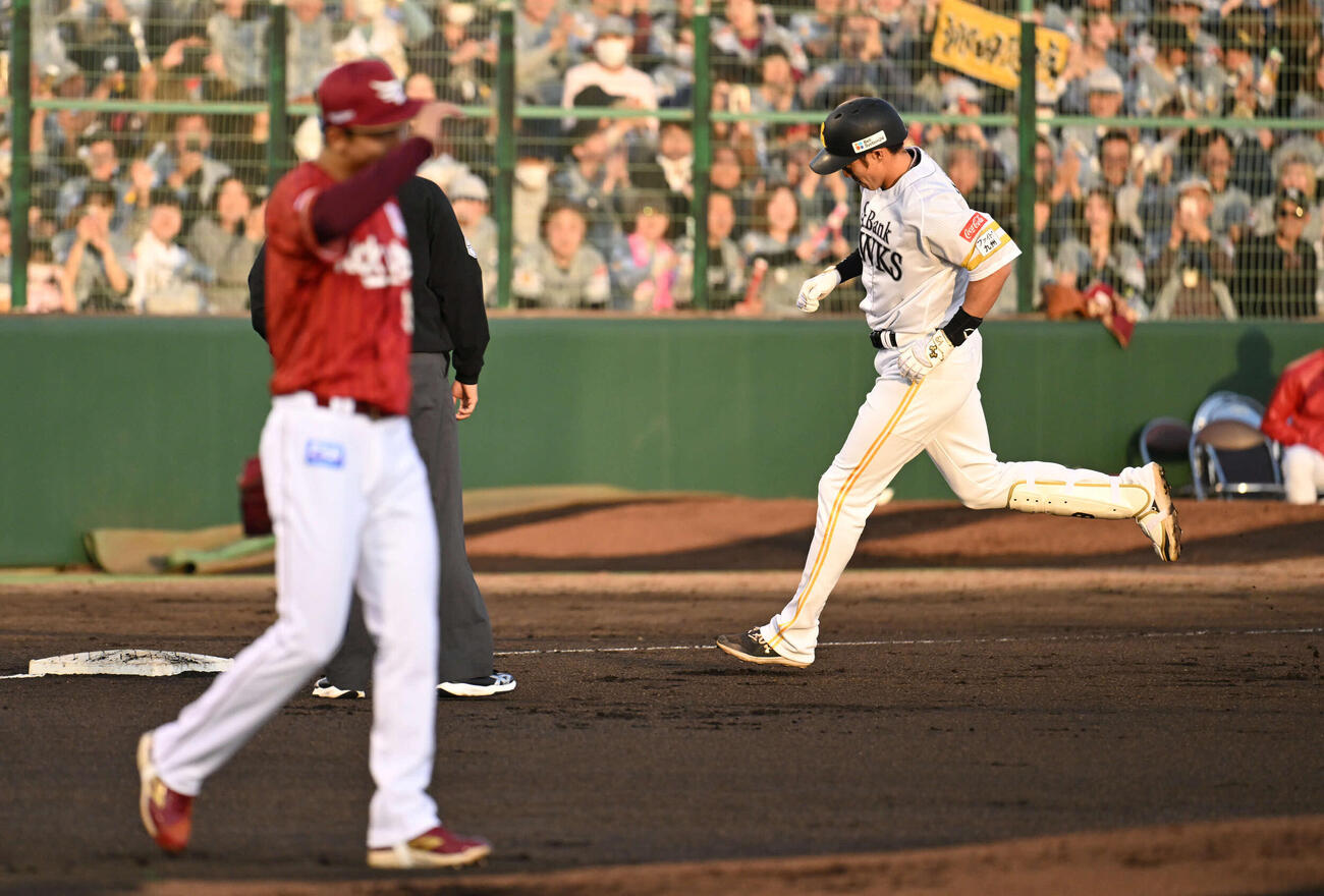 ソフトバンク対楽天　1回裏ソフトバンク1死二、三塁、藤原（左）は柳田に先制3点本塁打を許す（撮影・林敢治）